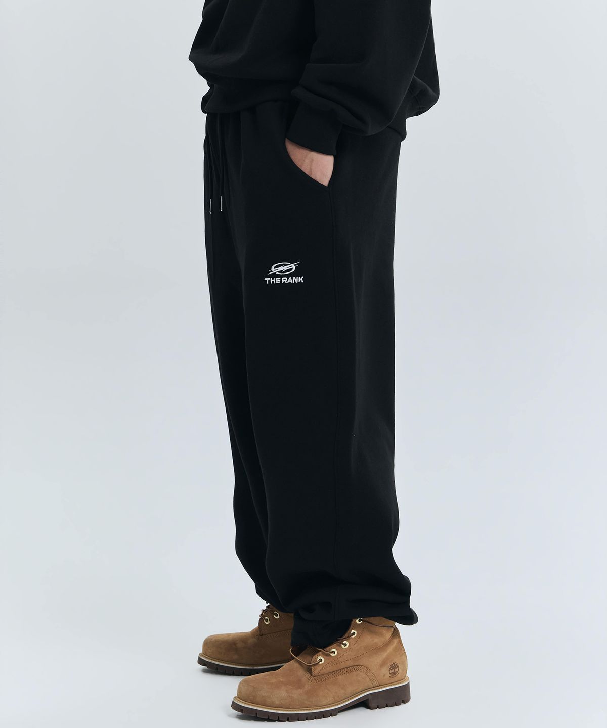 더랭크(THERANK) ESSENTIAL CORE SWEATPANTS [BLACK]