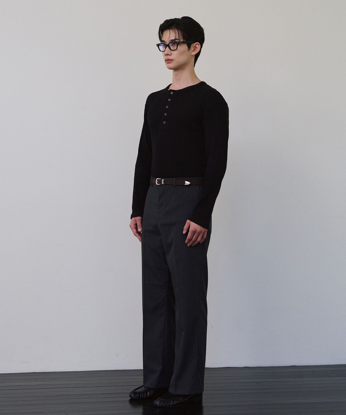 로랑서울(LAURANTSEOUL) Structured ribbed henley knit sleeves (Black)