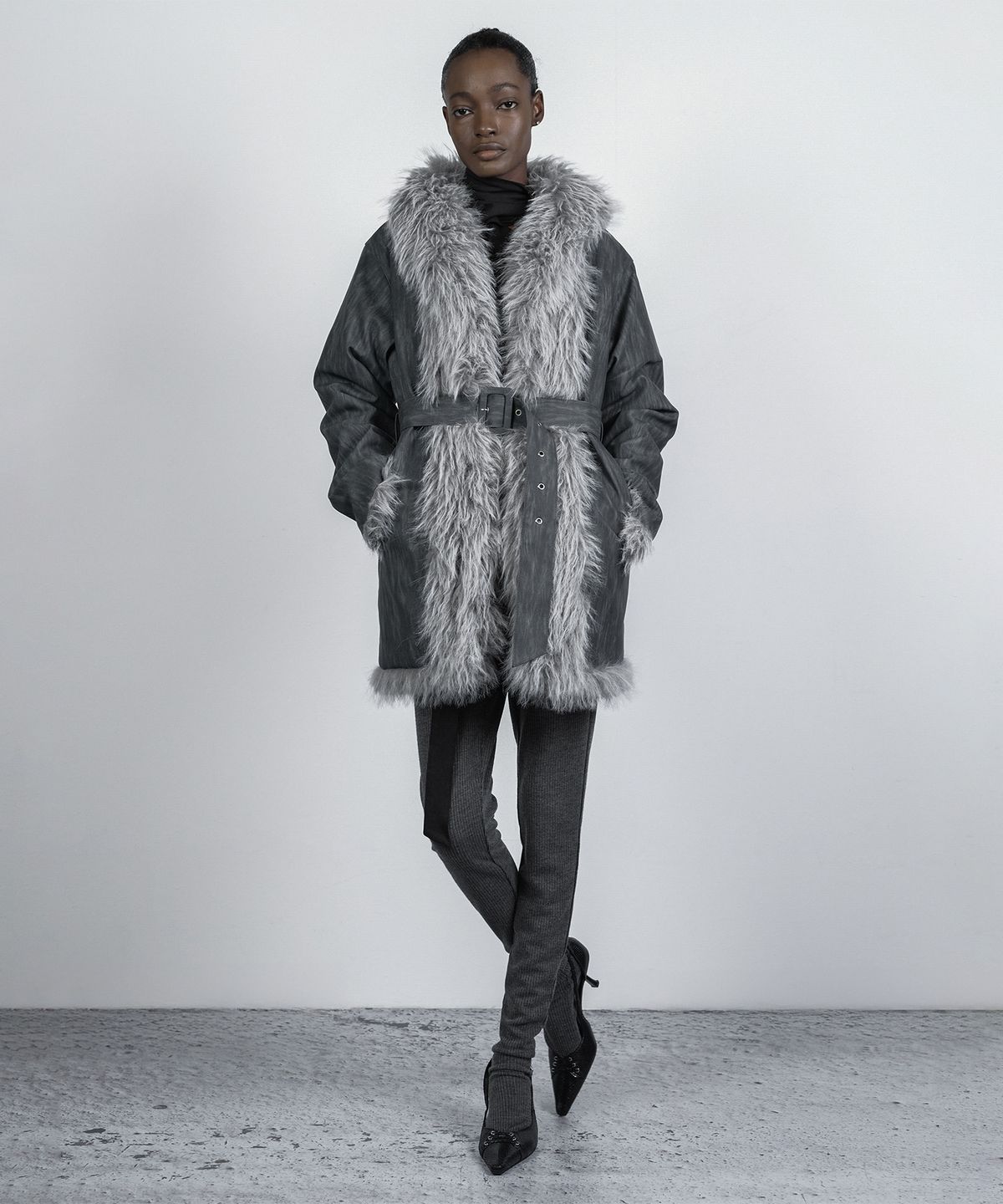 나체(NACHE) REVERSIBLE FAUX FUR LEATHER COAT STONE GRAY