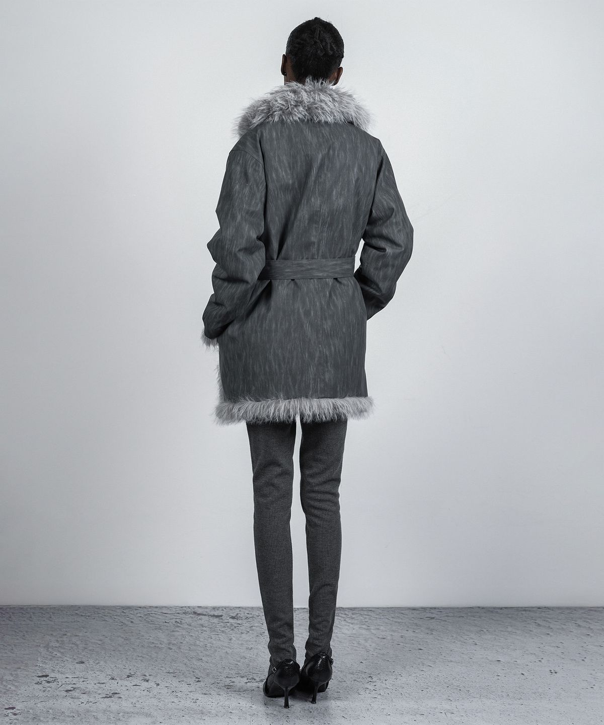 나체(NACHE) REVERSIBLE FAUX FUR LEATHER COAT STONE GRAY