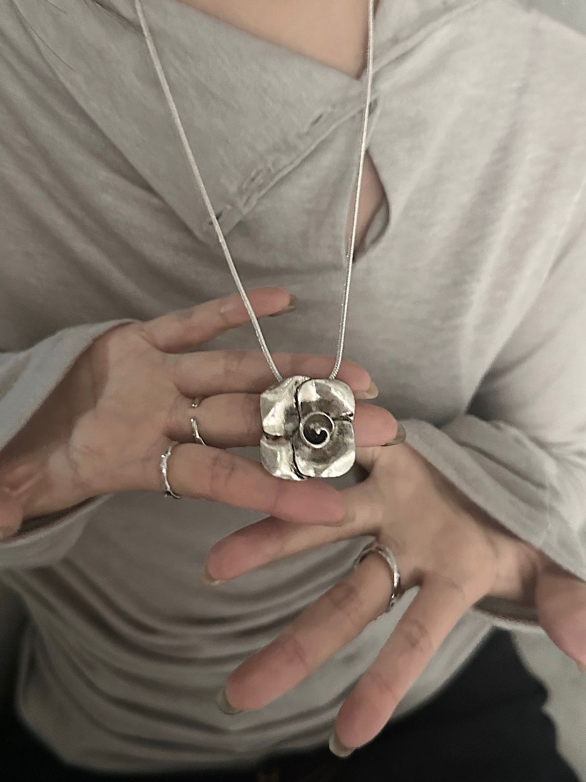 아포엠(APOEM) Vintage Spiral Flower Necklace