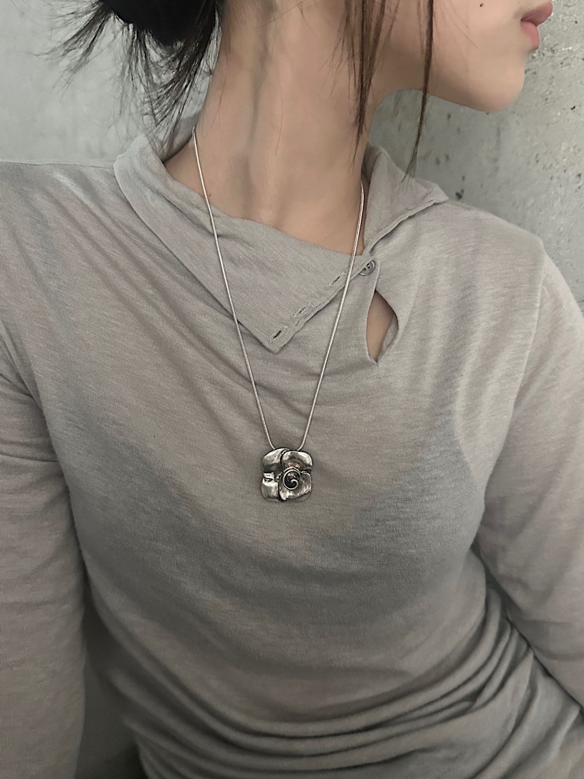 아포엠(APOEM) Vintage Spiral Flower Necklace