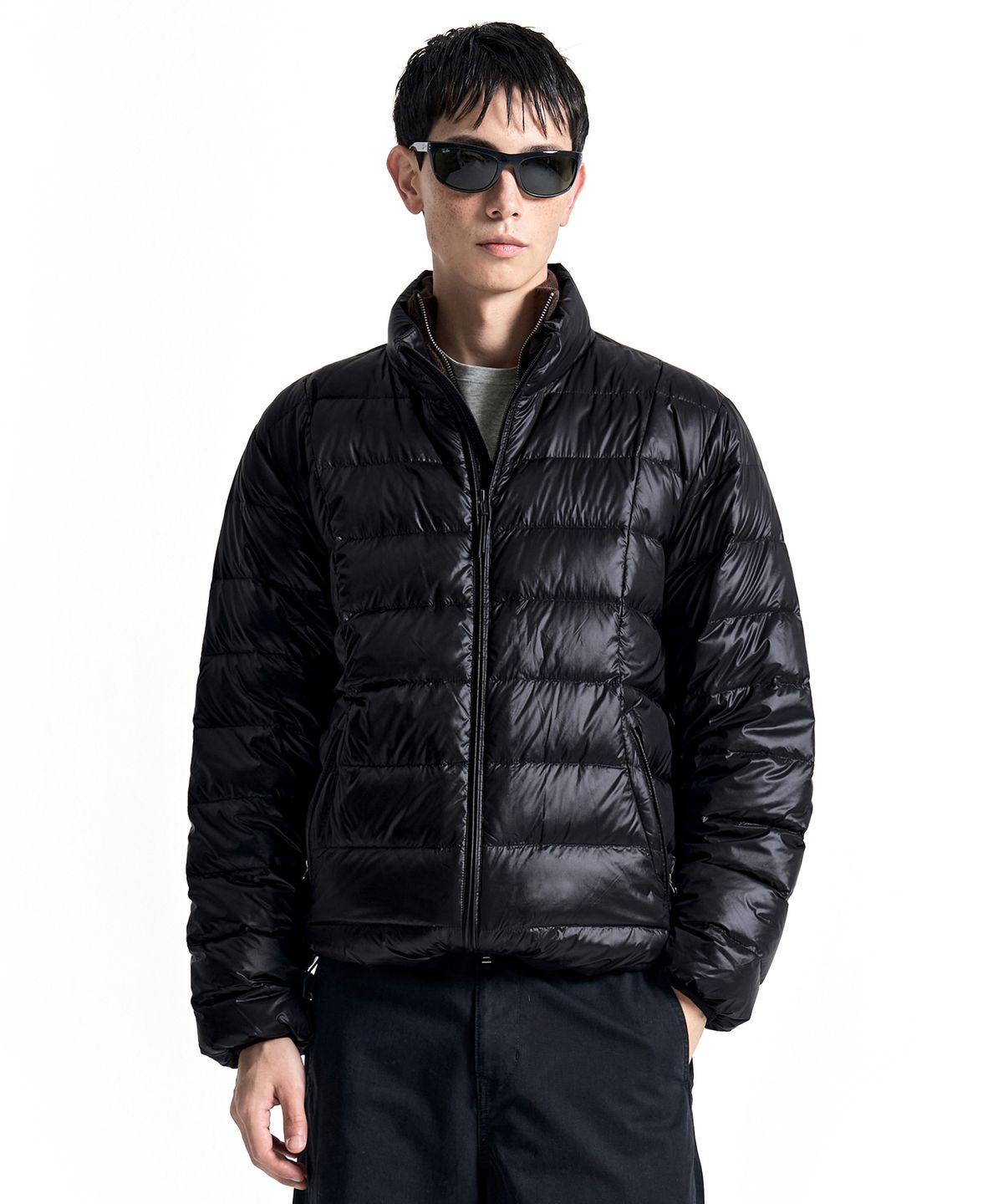 커스텀어클락(COSTUME O’CLOCK) 라이트웨이트 스탠드넥 덕다운 패딩 자켓 글로시블랙 COOSJP052GLOSSYBK