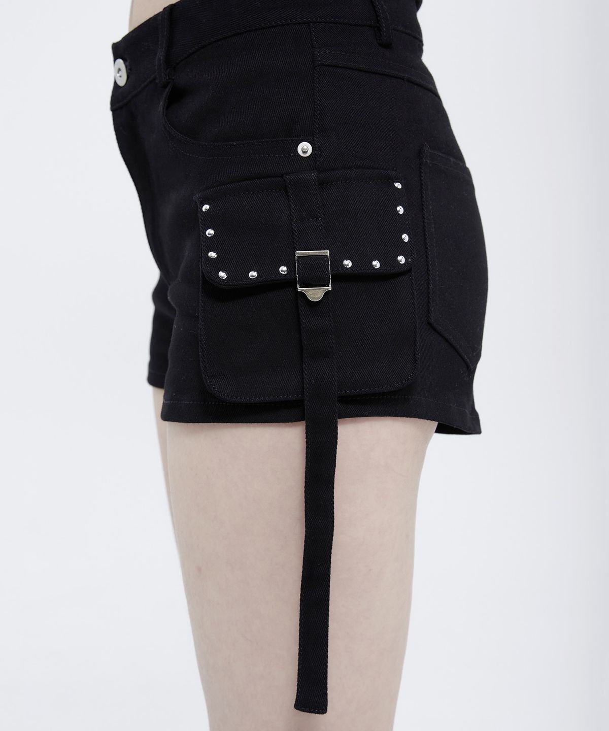 알키알카(ALKI ALKA) Strapped Cargo Shorts (Black)_ALKAS01508