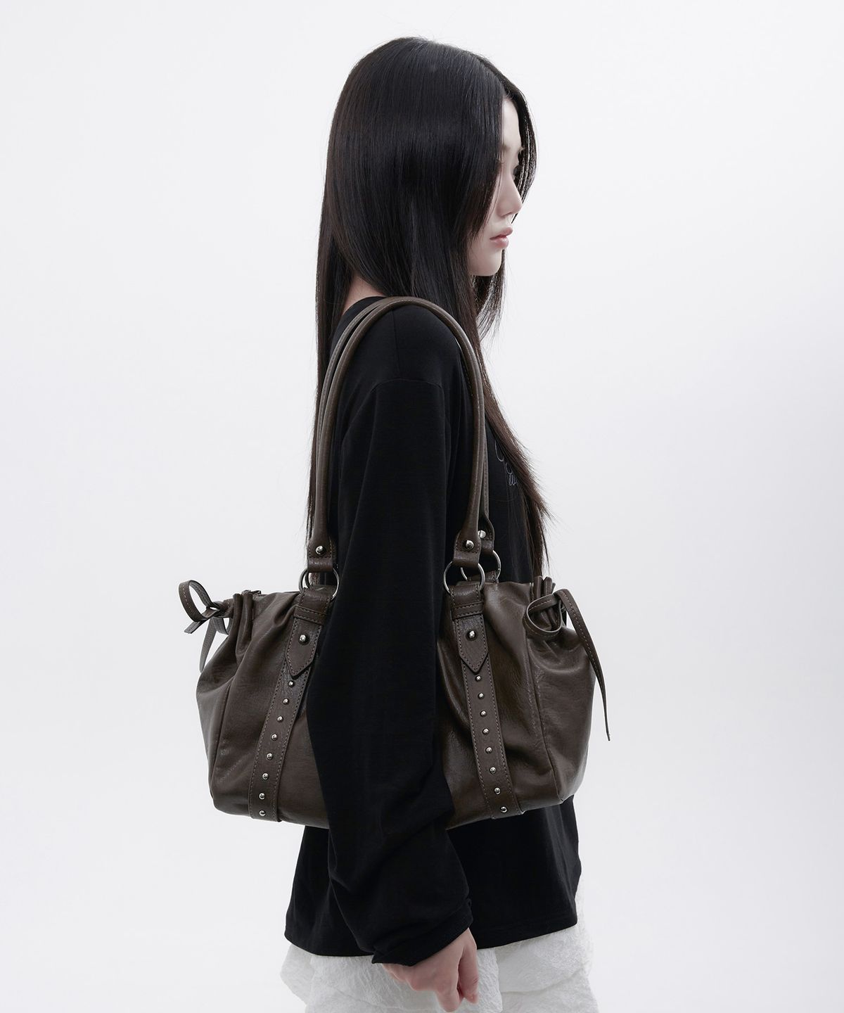 알키알카(ALKI ALKA) Studded Ruched Bag (Brown)_ALKAS01553