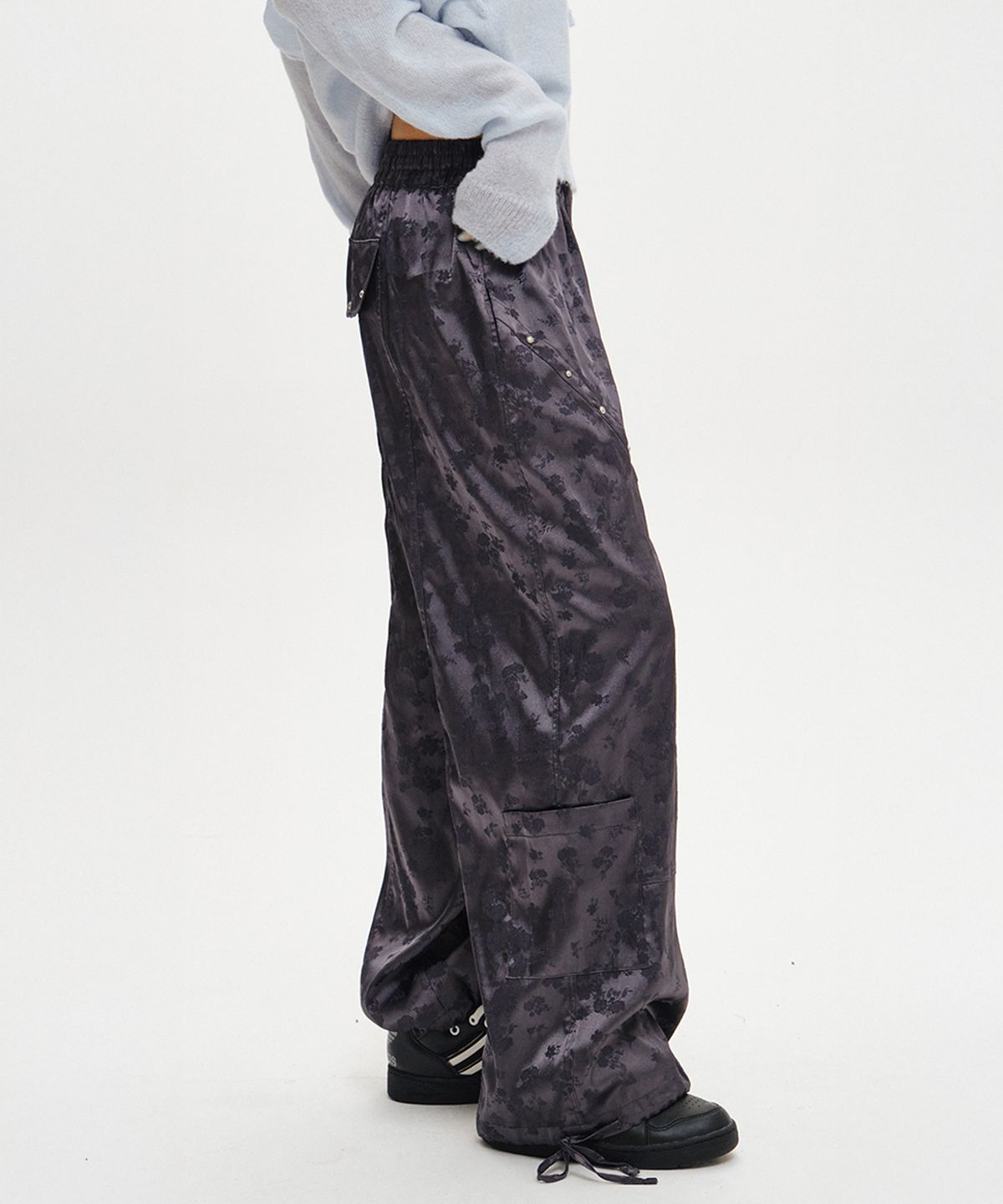 소르비(SORBEE) FLORAL SATIN STUD PANTS / CHARCOL
