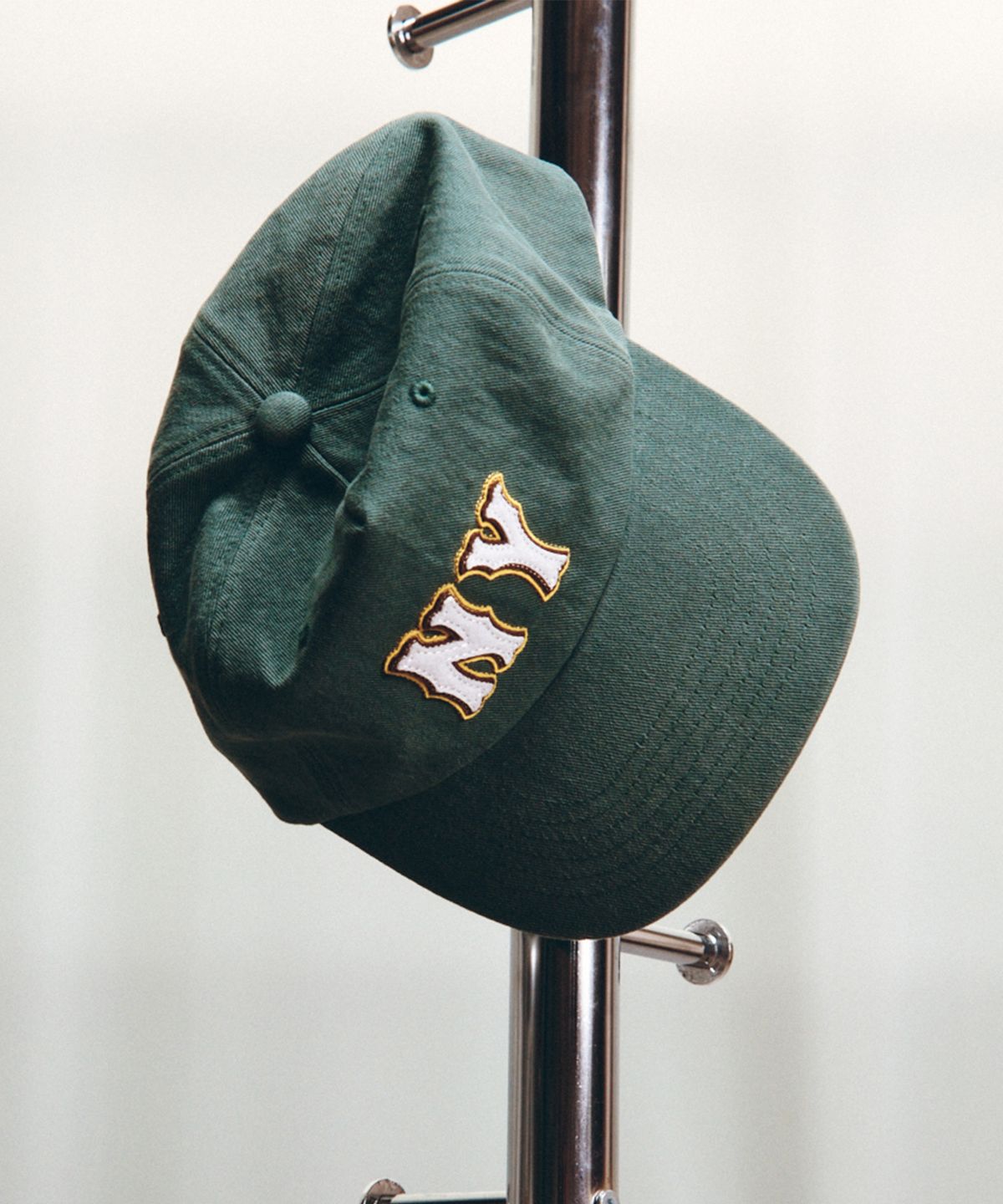 더뮤지엄비지터(THEMUSEUMVISITOR) NY APPLIQUE BALL CAP (GREEN)