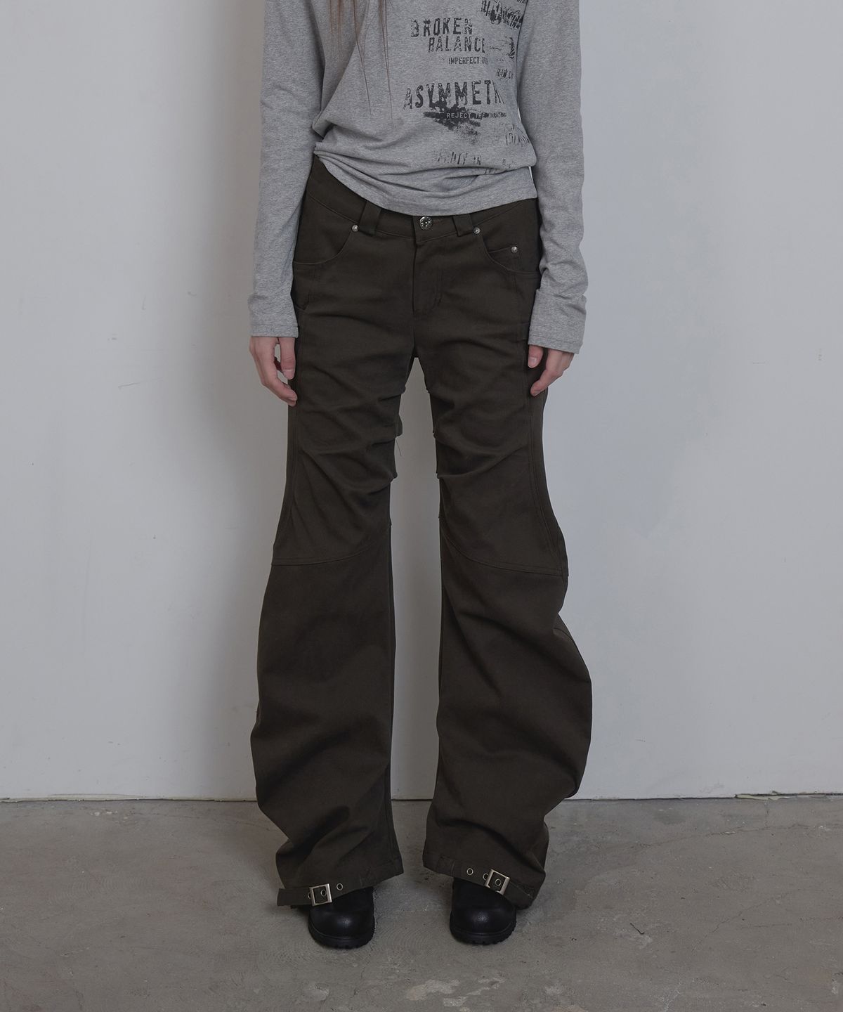 애시메트리(ASYMMETRY) BELT CURVED PANTS / KHAKI