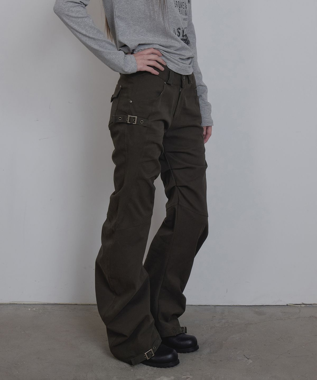 애시메트리(ASYMMETRY) BELT CURVED PANTS / KHAKI