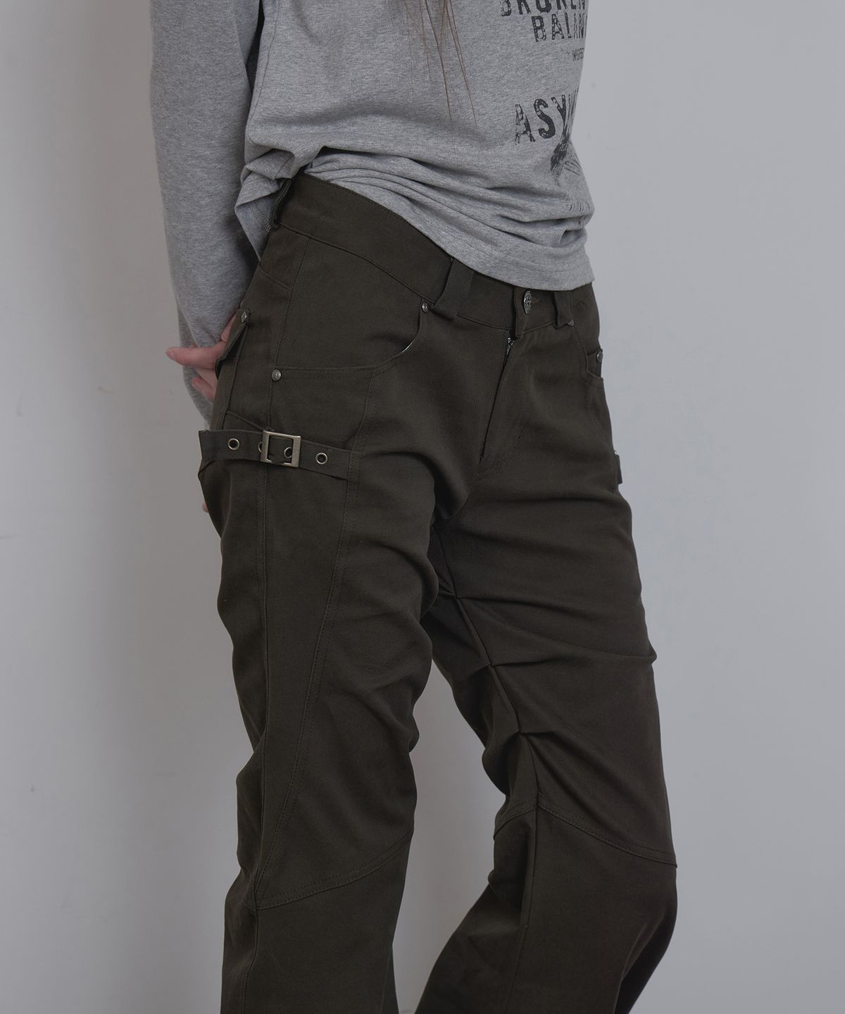 애시메트리(ASYMMETRY) BELT CURVED PANTS / KHAKI