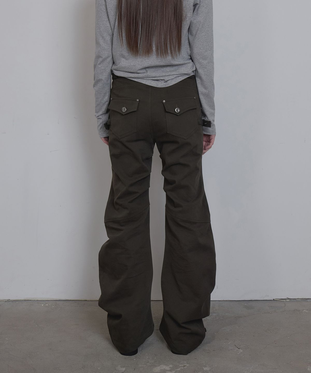 애시메트리(ASYMMETRY) BELT CURVED PANTS / KHAKI