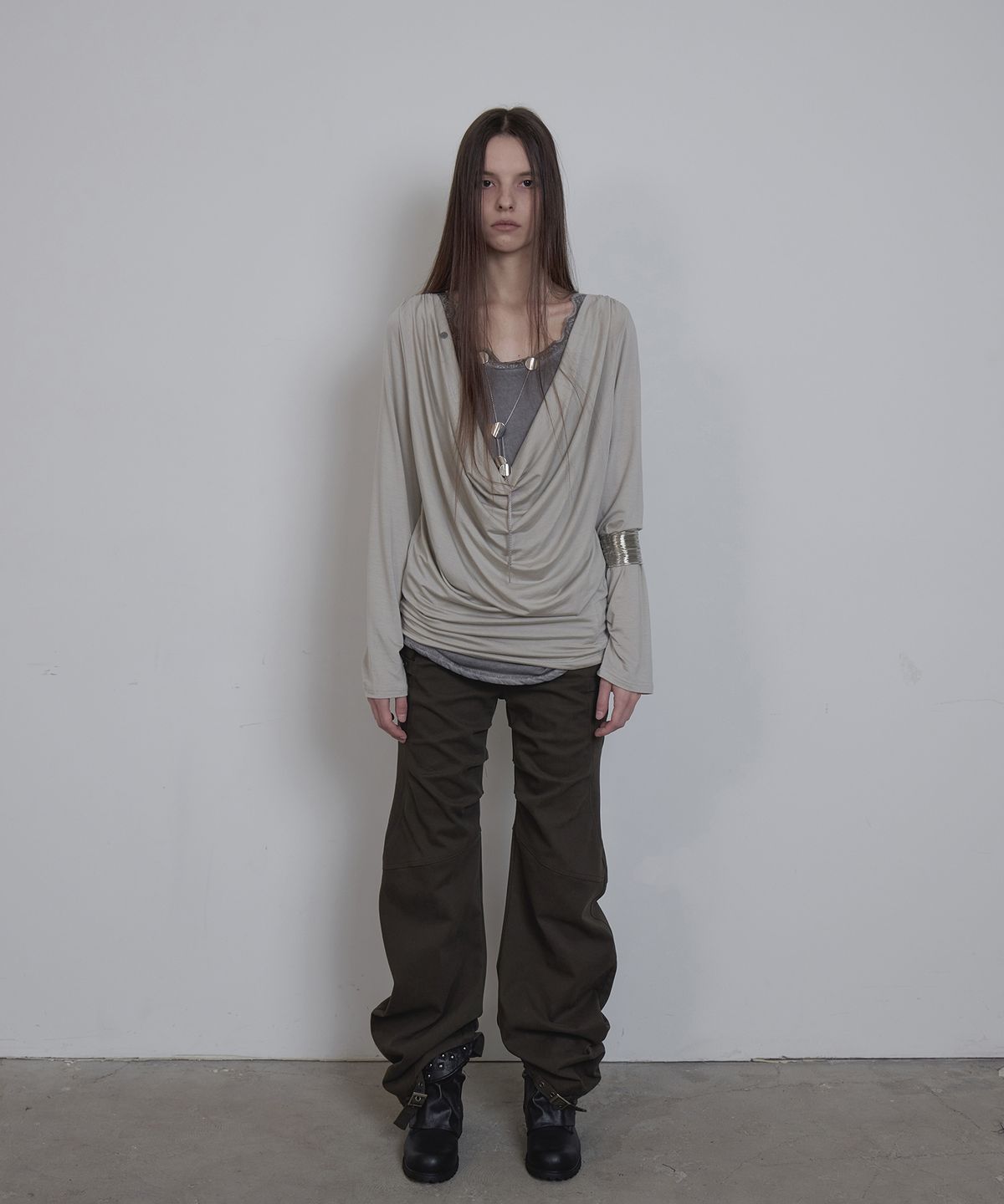 애시메트리(ASYMMETRY) BELT CURVED PANTS / KHAKI