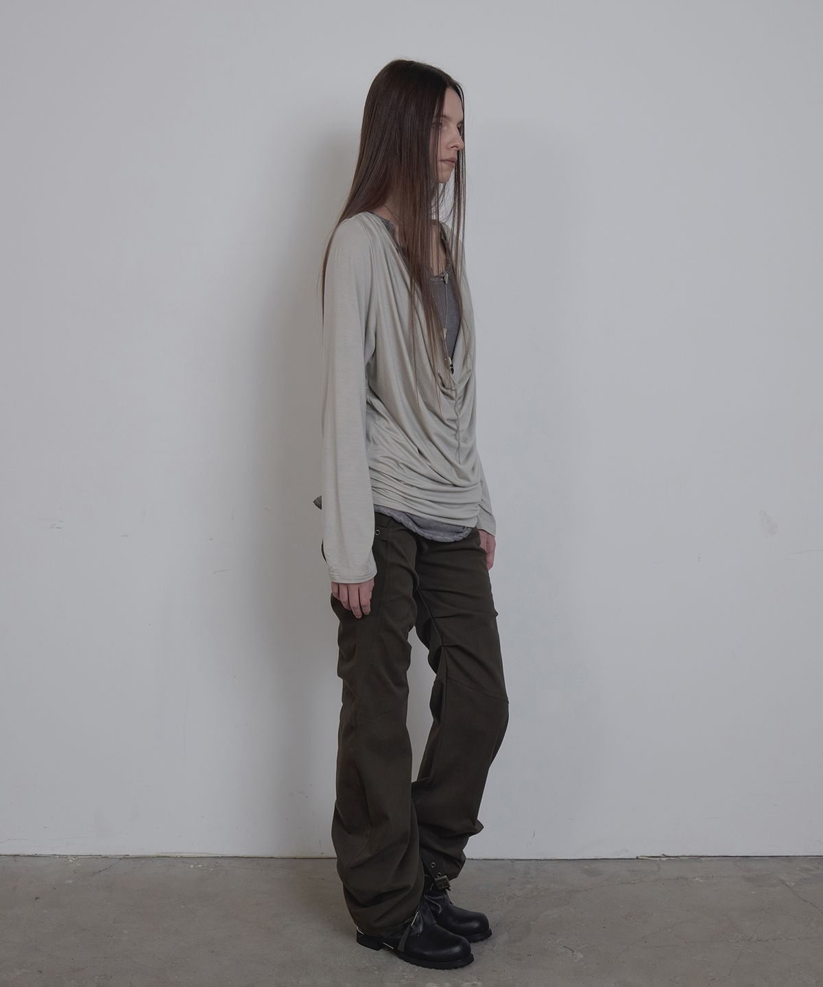 애시메트리(ASYMMETRY) BELT CURVED PANTS / KHAKI