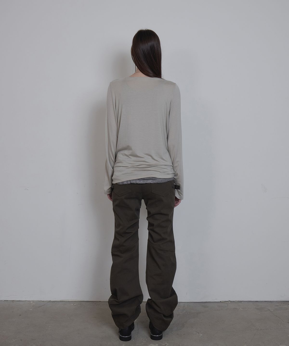 애시메트리(ASYMMETRY) BELT CURVED PANTS / KHAKI