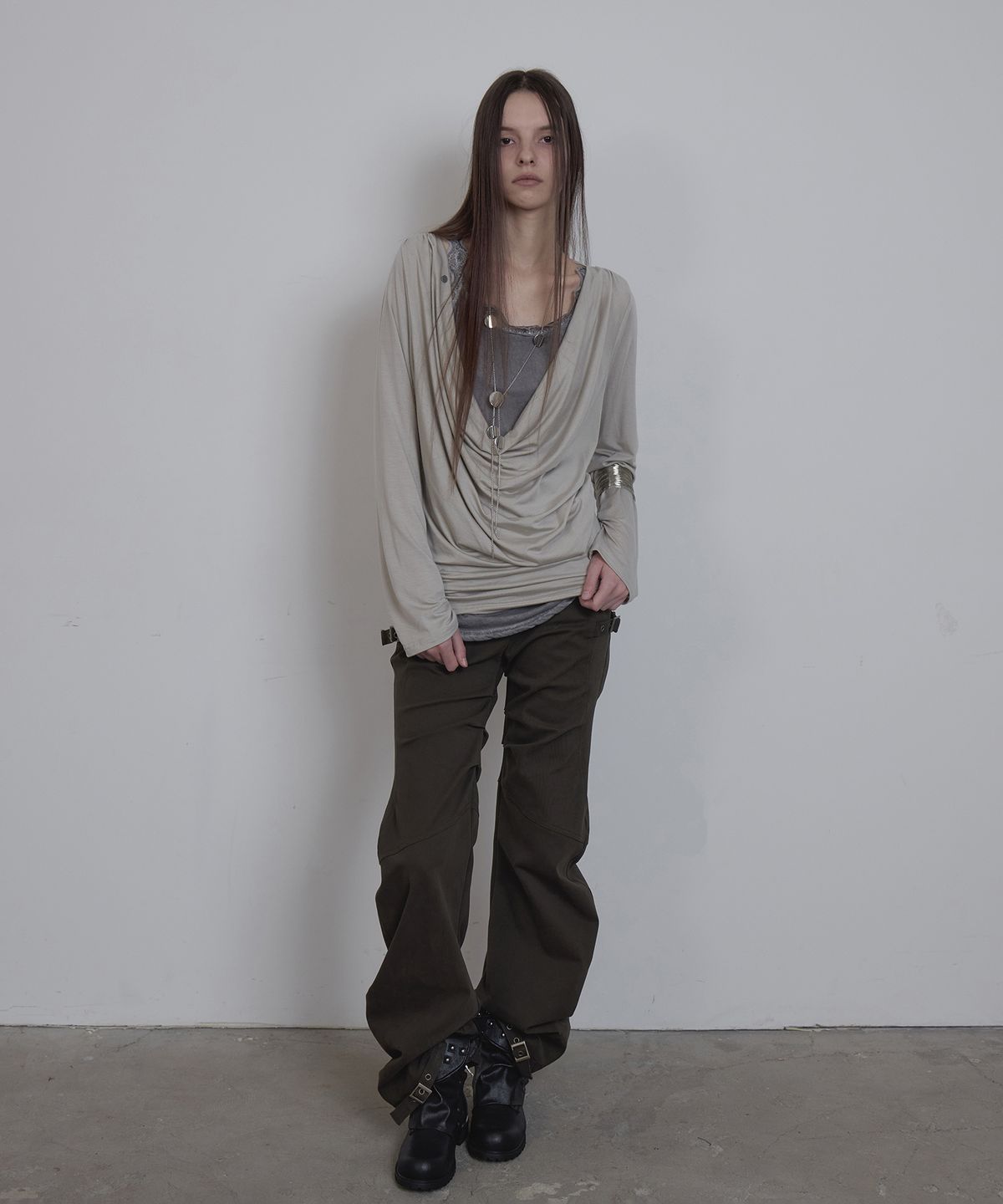 애시메트리(ASYMMETRY) BELT CURVED PANTS / KHAKI
