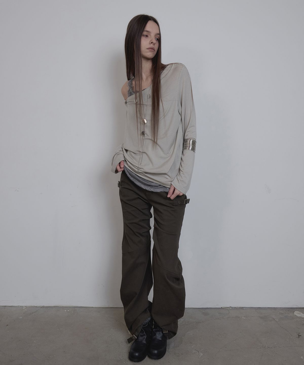 애시메트리(ASYMMETRY) BELT CURVED PANTS / KHAKI