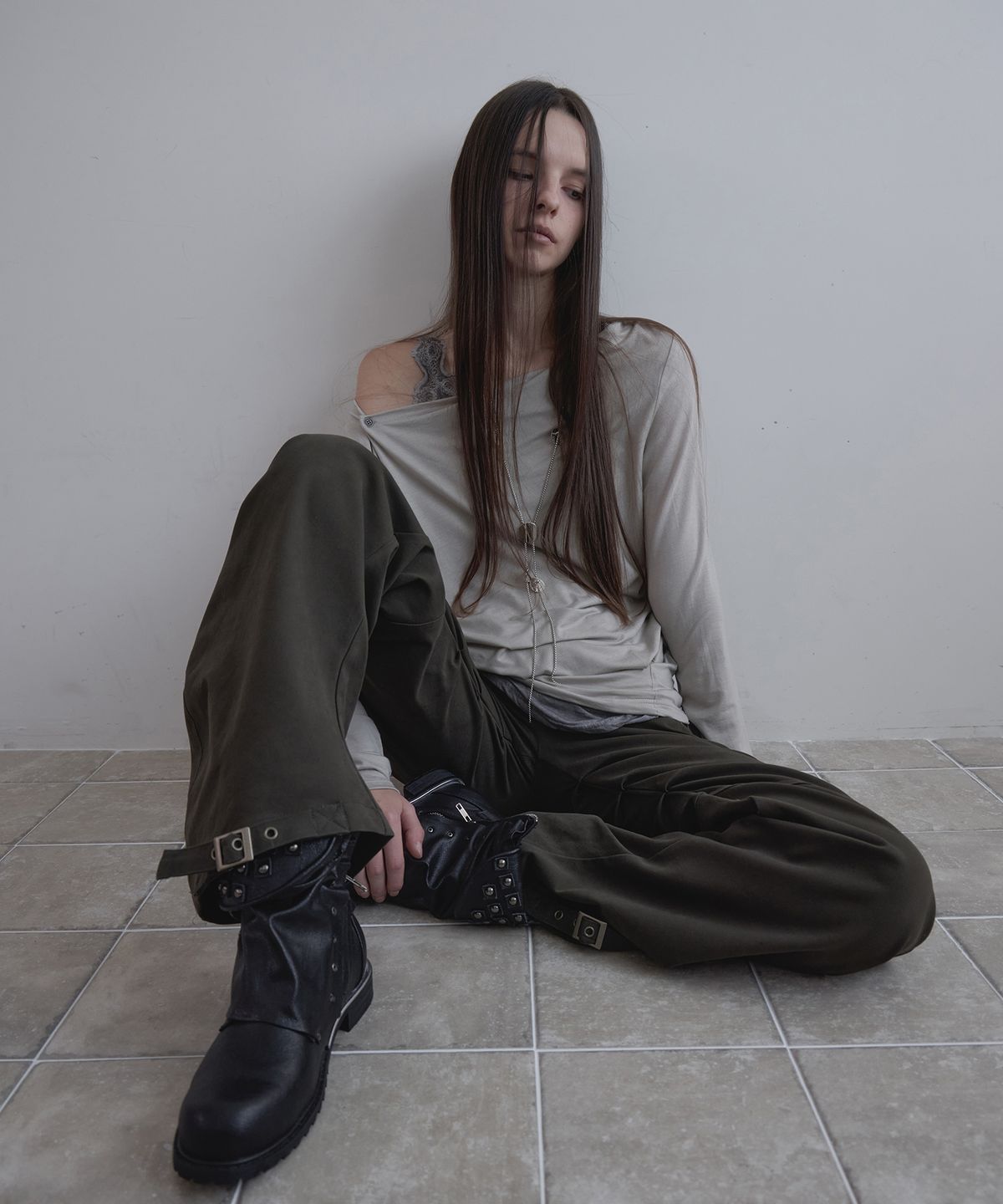애시메트리(ASYMMETRY) BELT CURVED PANTS / KHAKI
