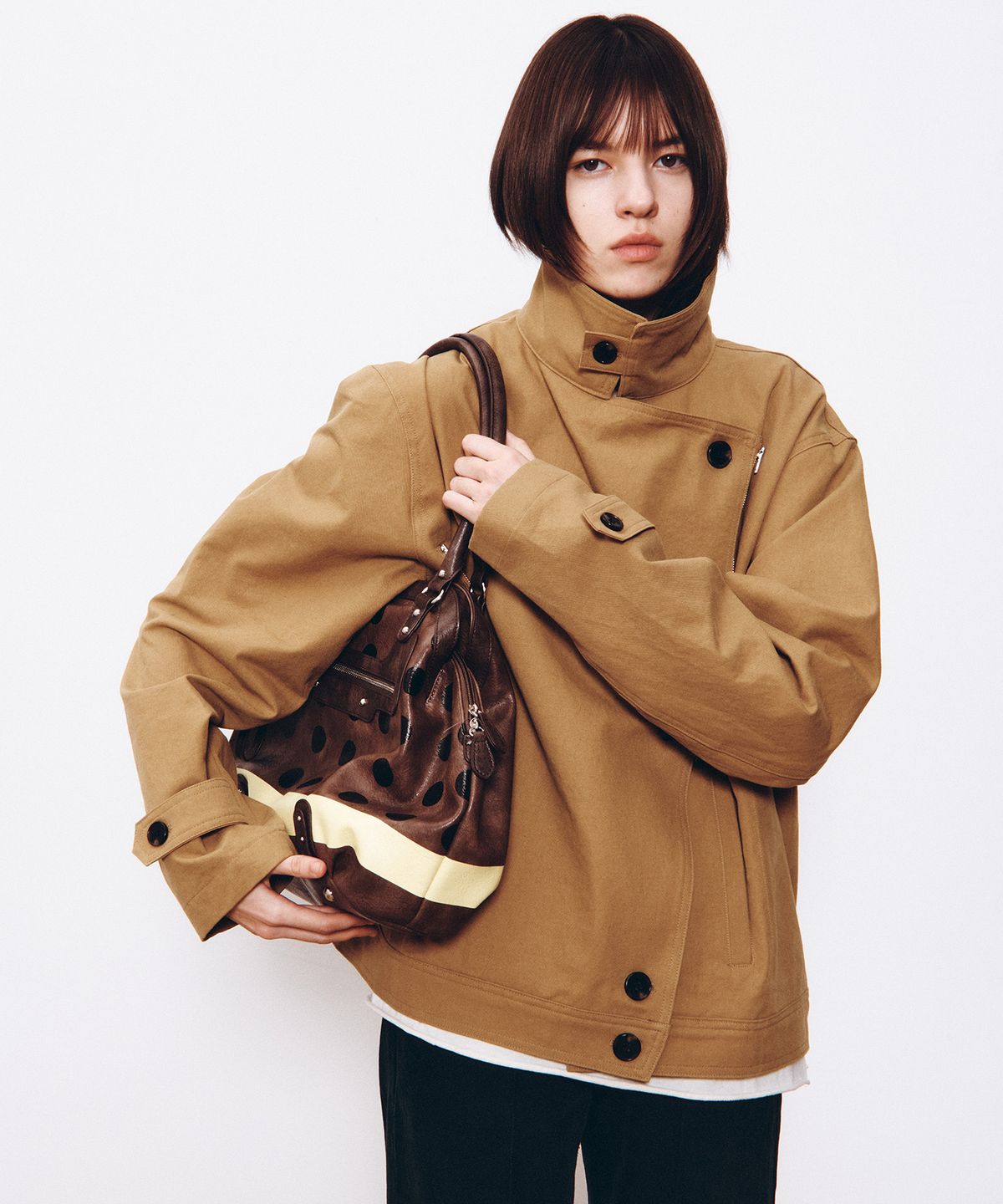 더뮤지엄비지터(THEMUSEUMVISITOR) DOT PRINTED STUD SHOULDER BAG (BROWN)