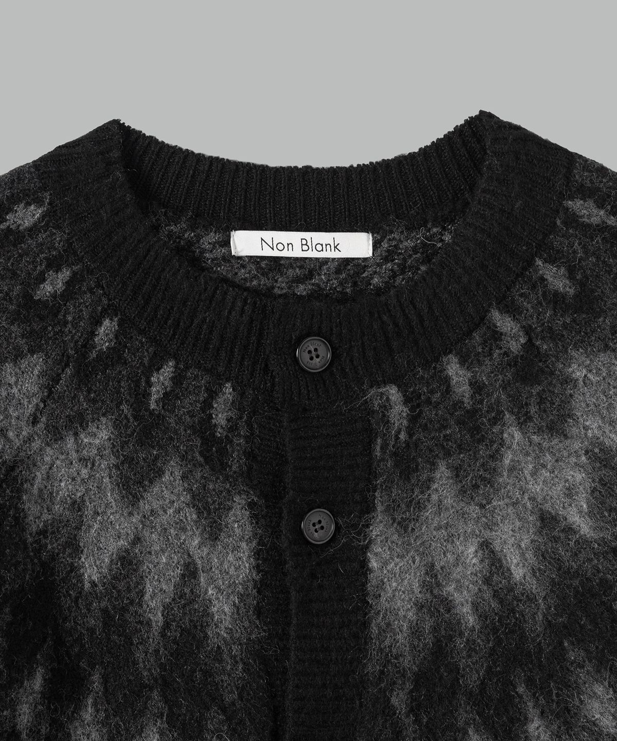 넌블랭크(NONBLANK) 브러쉬드 자카드 노르딕 가디건_BLACK