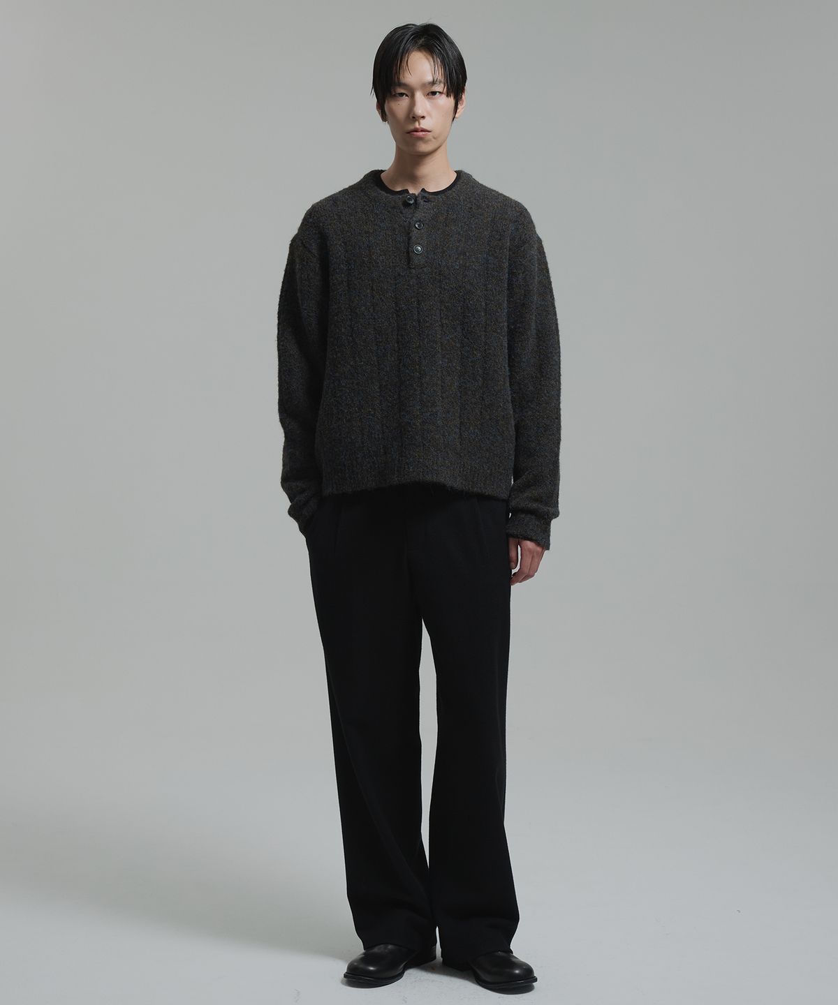 넌블랭크(NONBLANK) 헤어리 크롭 헨리넥 니트_MIDNIGHT BLACK