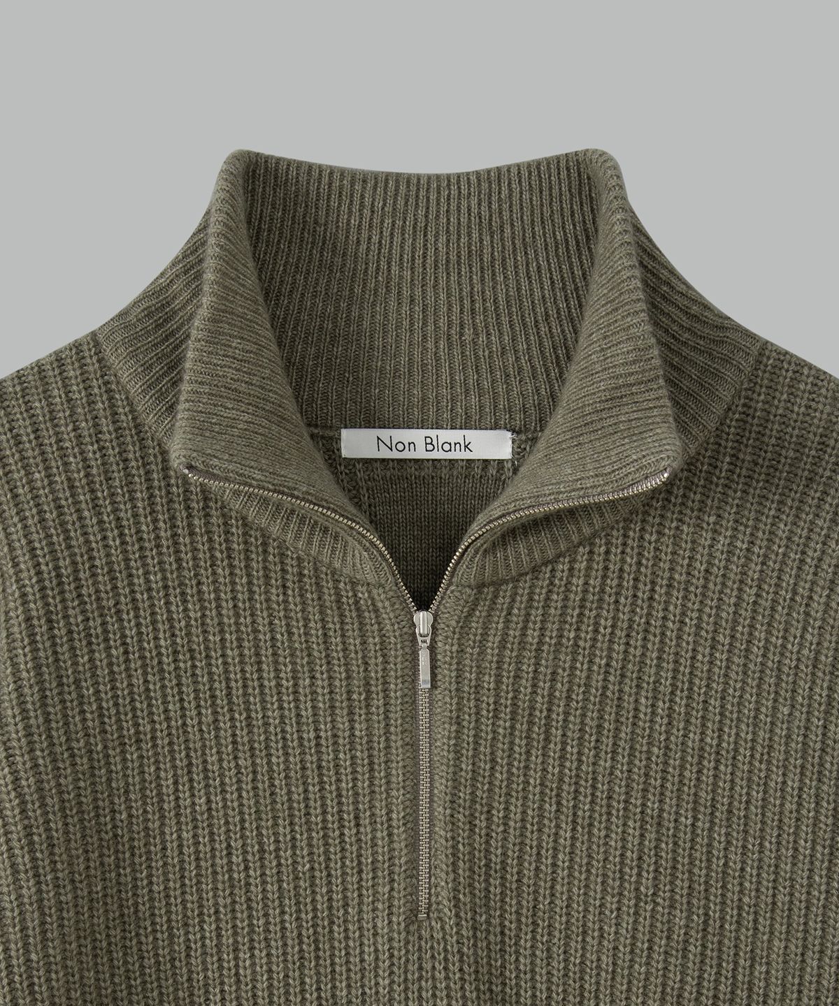 넌블랭크(NONBLANK) 캐시미어 블렌드 루즈 핏 하프 집업 칼라 니트_OLIVE KHAKI
