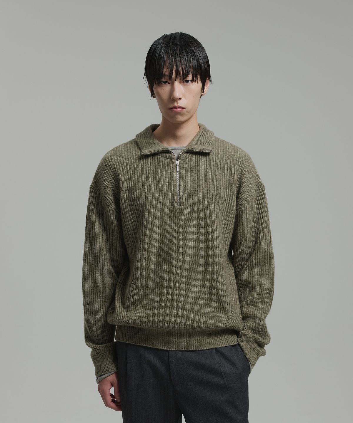 넌블랭크(NONBLANK) 캐시미어 블렌드 루즈 핏 하프 집업 칼라 니트_OLIVE KHAKI