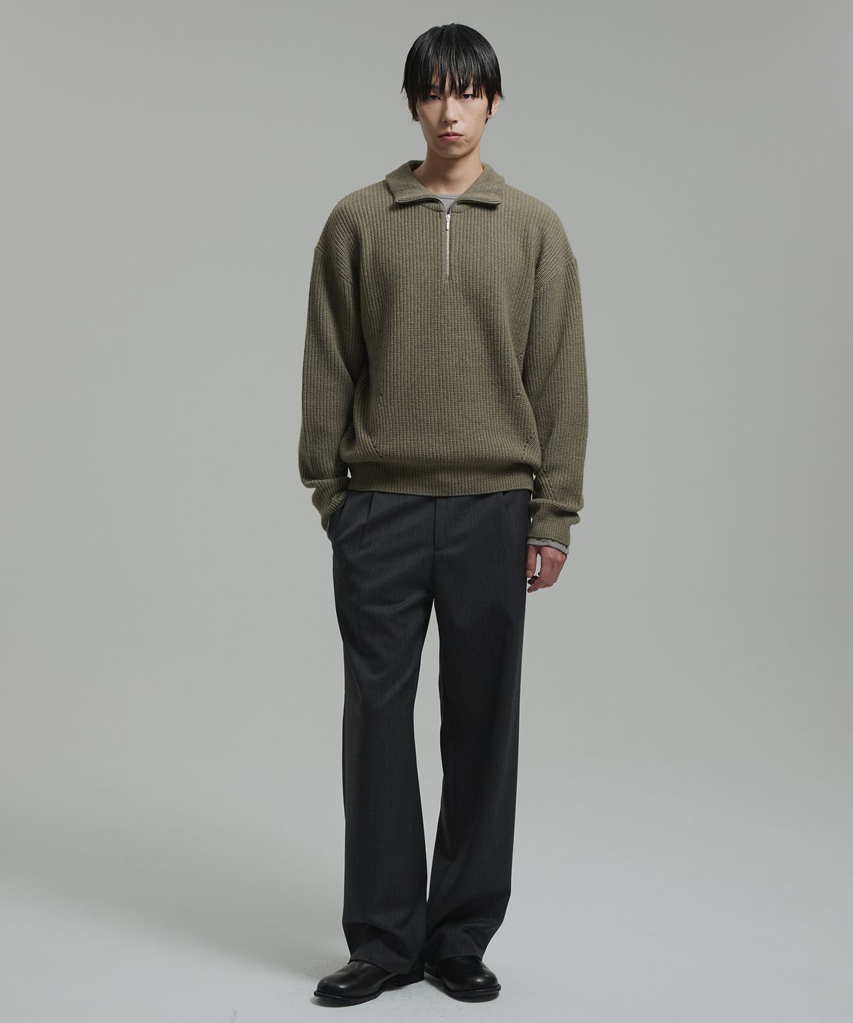 넌블랭크(NONBLANK) 캐시미어 블렌드 루즈 핏 하프 집업 칼라 니트_OLIVE KHAKI
