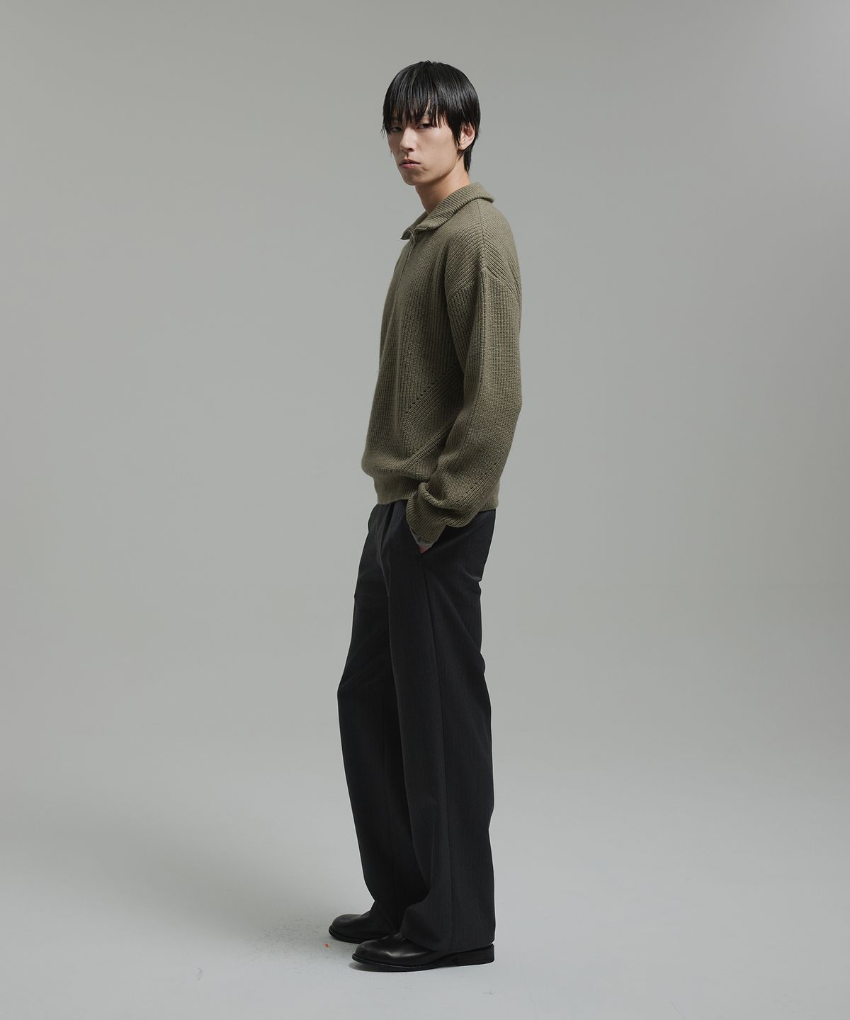 넌블랭크(NONBLANK) 캐시미어 블렌드 루즈 핏 하프 집업 칼라 니트_OLIVE KHAKI