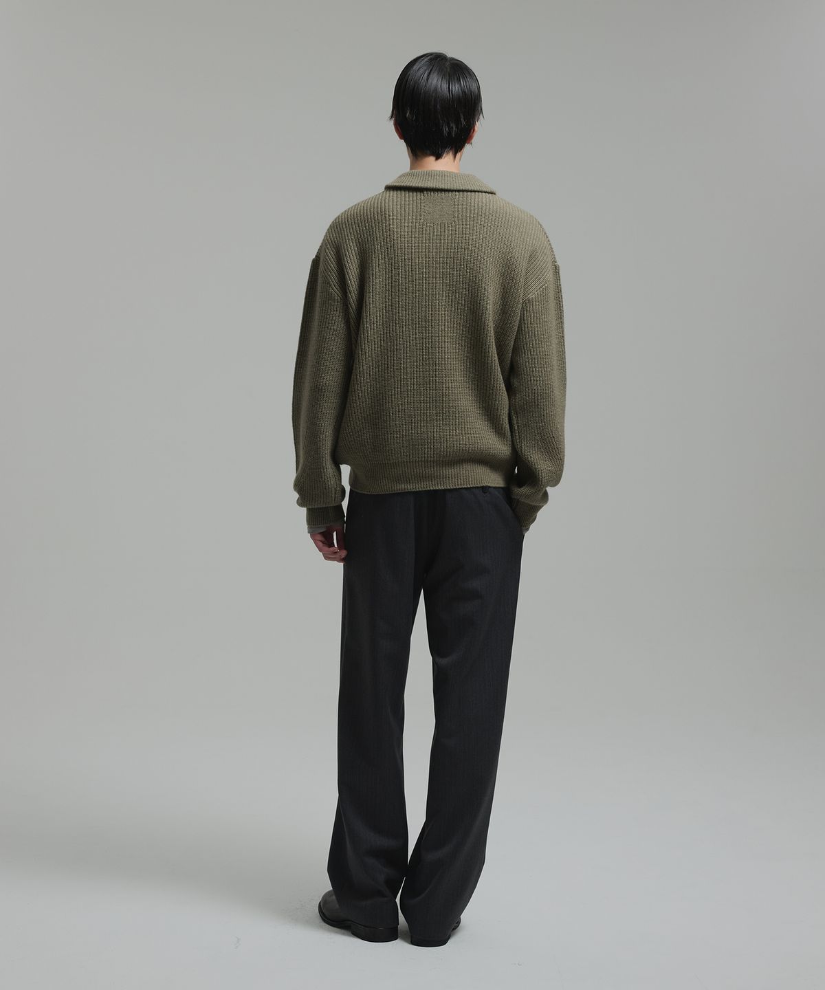 넌블랭크(NONBLANK) 캐시미어 블렌드 루즈 핏 하프 집업 칼라 니트_OLIVE KHAKI
