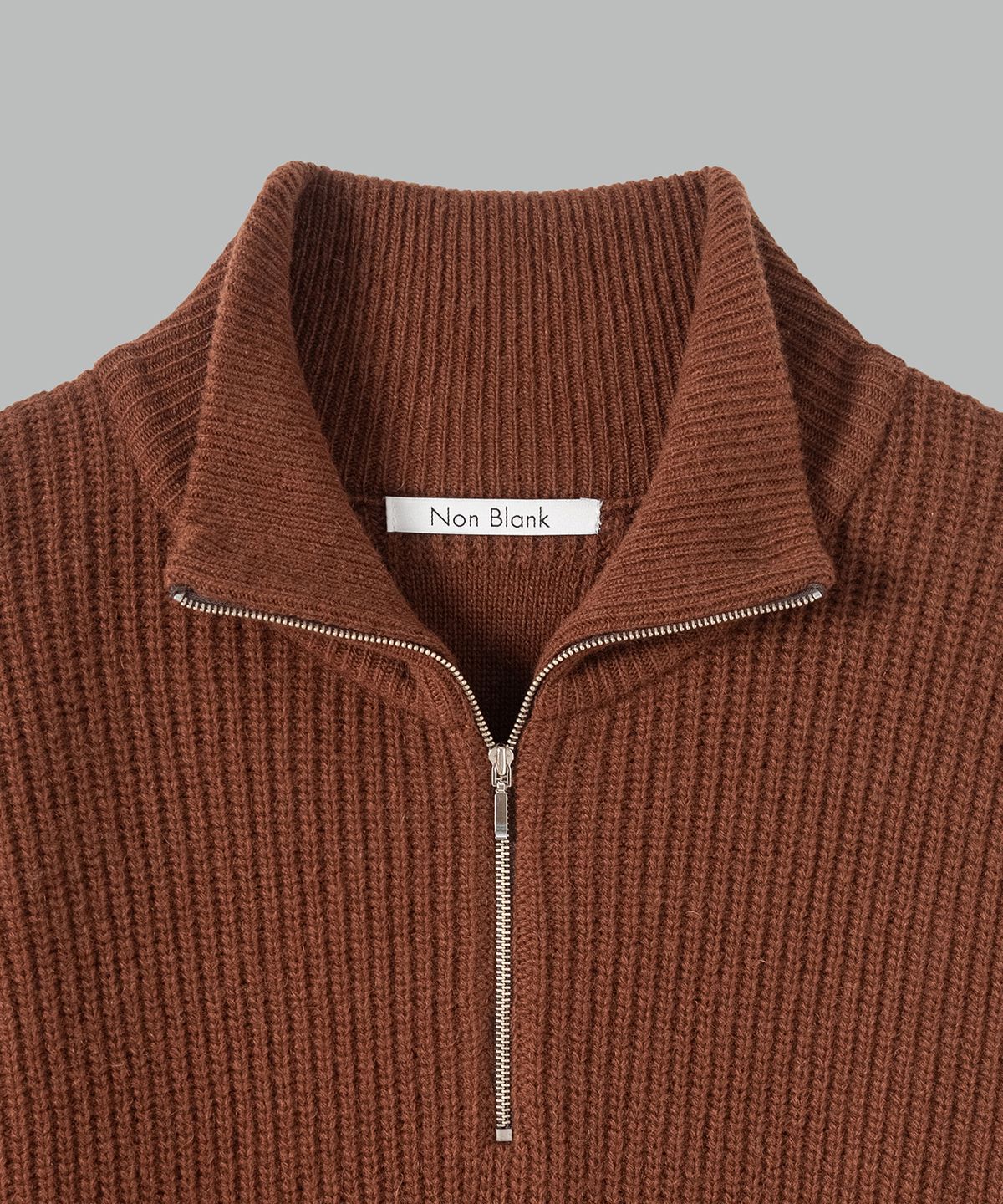 넌블랭크(NONBLANK) 캐시미어 블렌드 루즈 핏 하프 집업 칼라 니트_WALNUT