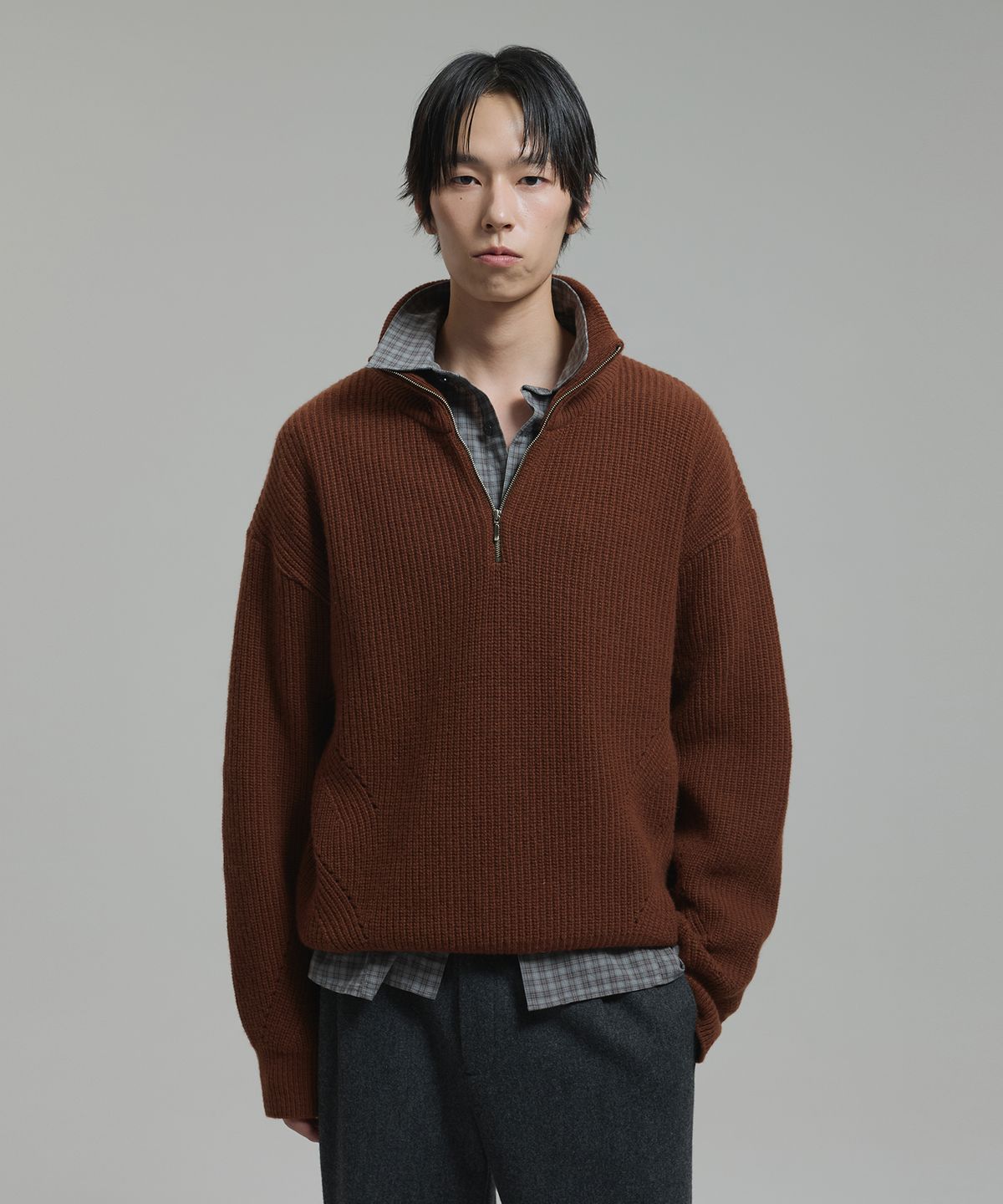 넌블랭크(NONBLANK) 캐시미어 블렌드 루즈 핏 하프 집업 칼라 니트_WALNUT