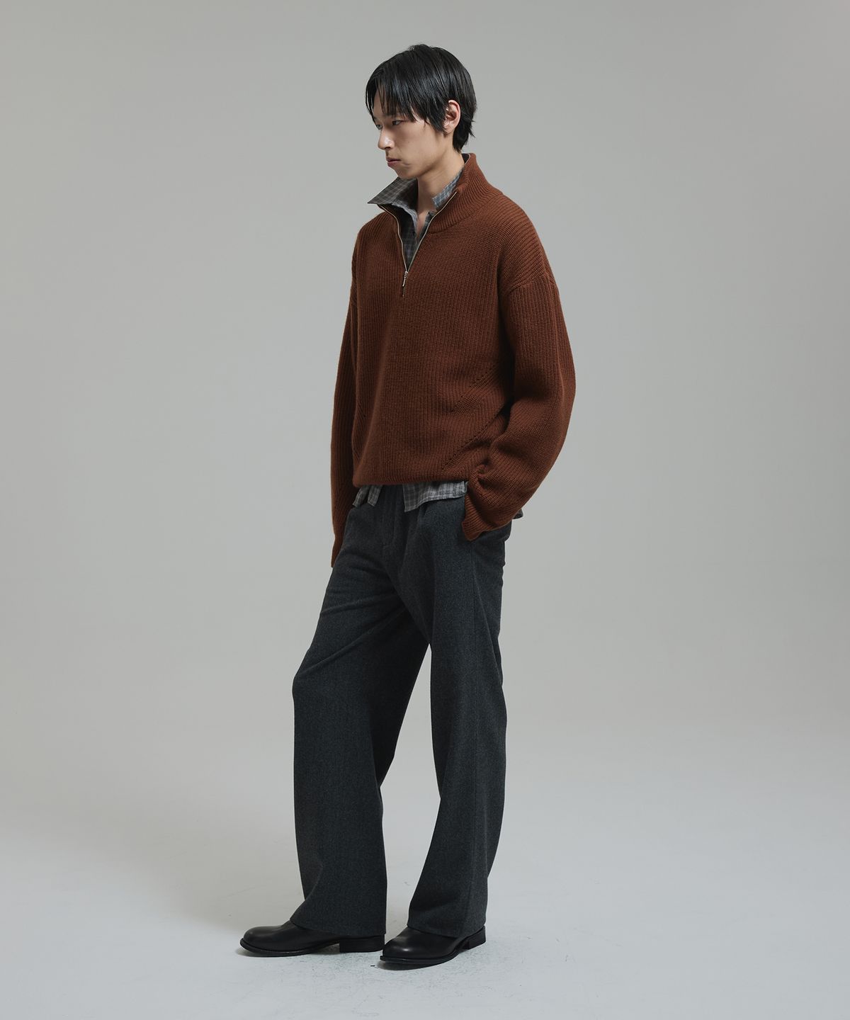 넌블랭크(NONBLANK) 캐시미어 블렌드 루즈 핏 하프 집업 칼라 니트_WALNUT