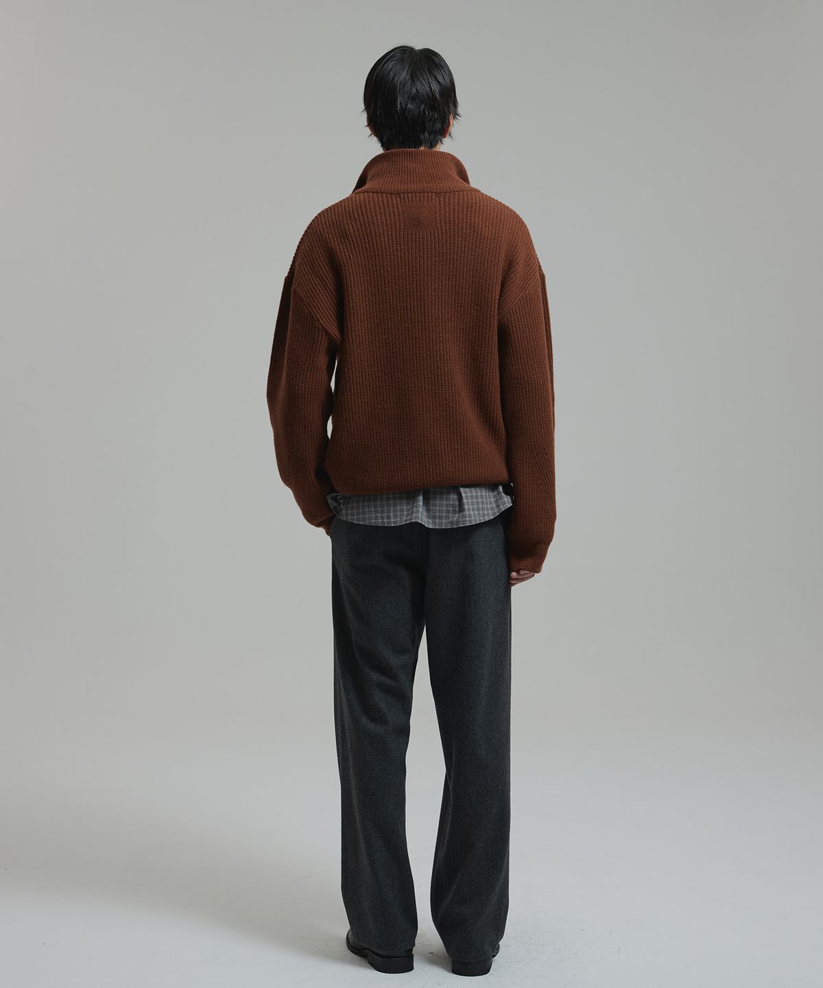 넌블랭크(NONBLANK) 캐시미어 블렌드 루즈 핏 하프 집업 칼라 니트_WALNUT
