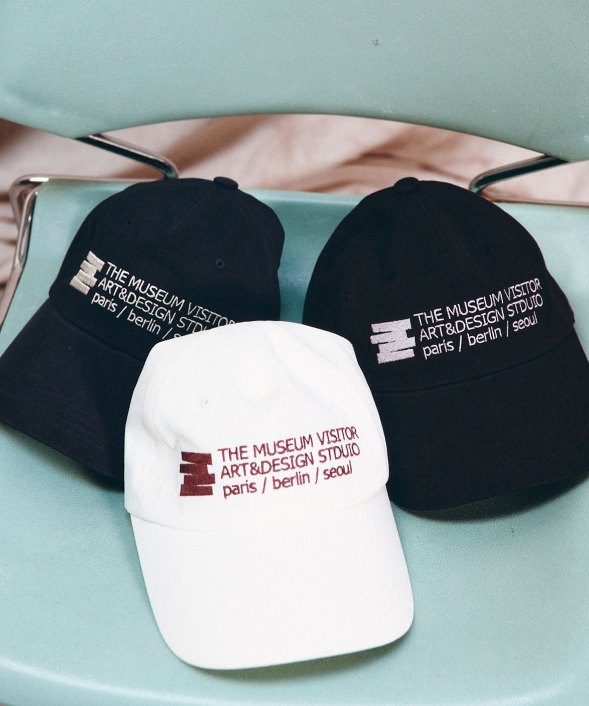 더뮤지엄비지터(THEMUSEUMVISITOR) THE MUSEUM VISITOR BALL CAP (IVORY)