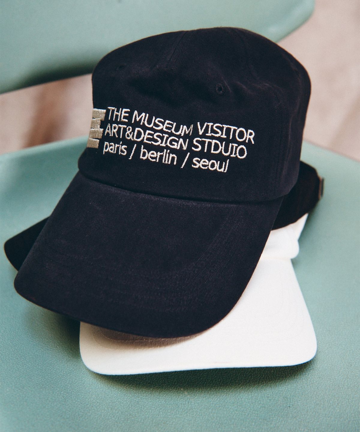 더뮤지엄비지터(THEMUSEUMVISITOR) THE MUSEUM VISITOR BALL CAP (NAVY)