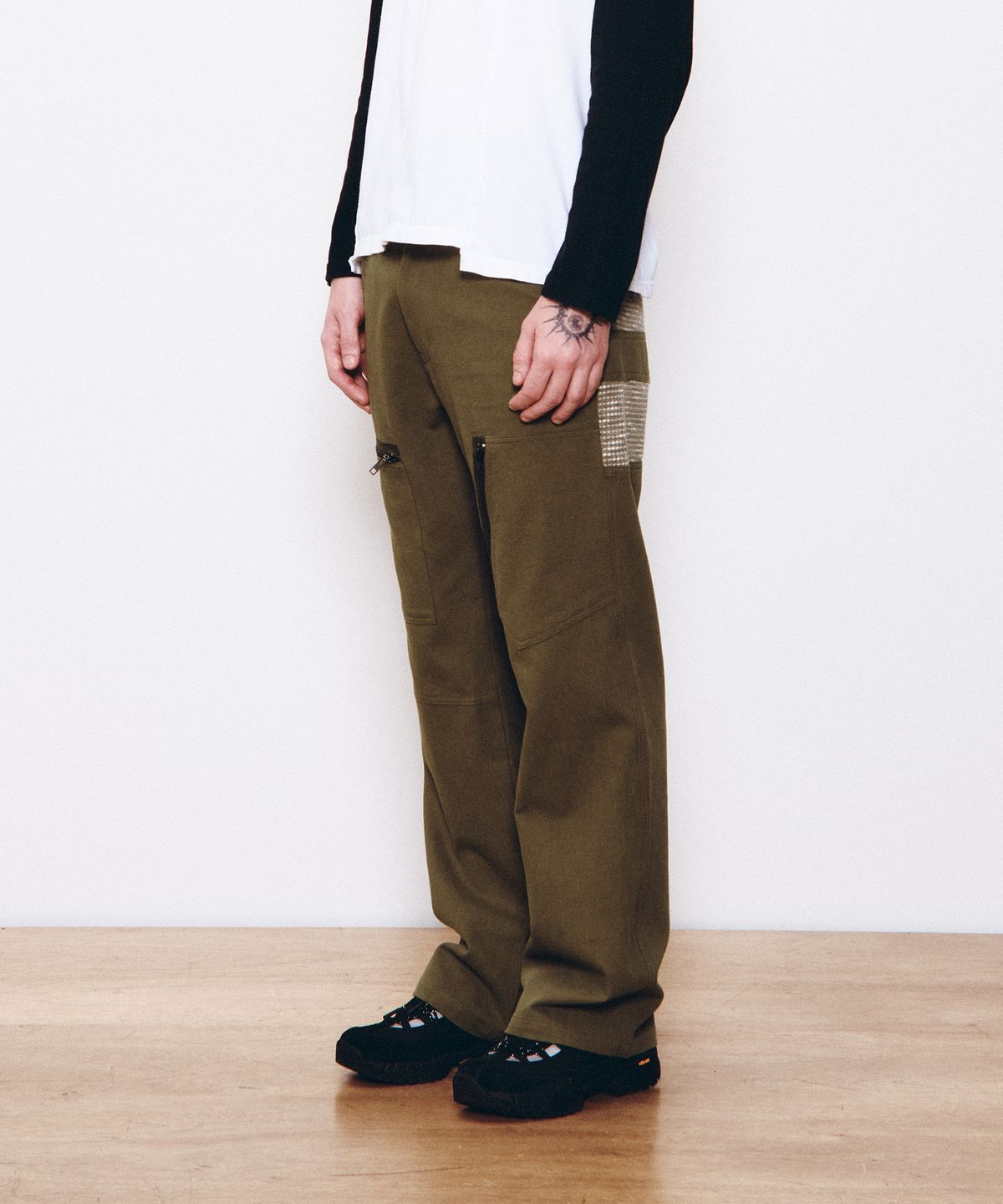 더뮤지엄비지터(THEMUSEUMVISITOR) KNIT PANEL CARGO PANTS (KHAKI)
