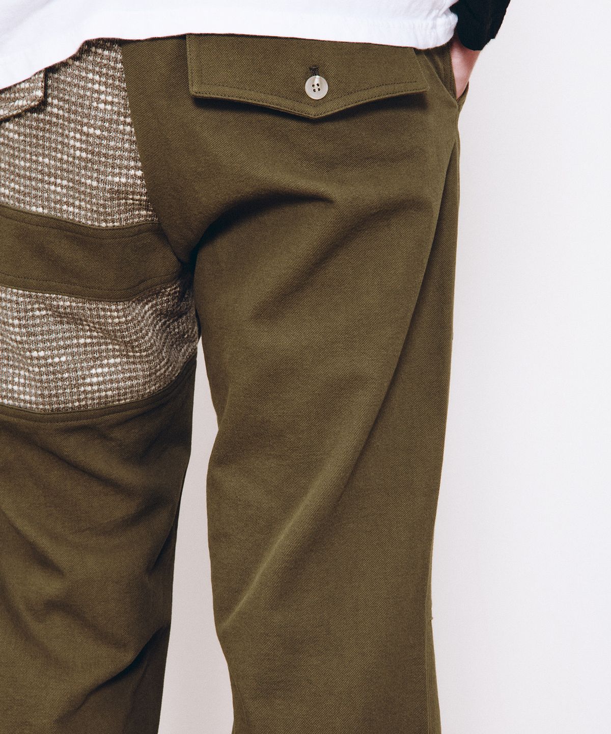 더뮤지엄비지터(THEMUSEUMVISITOR) KNIT PANEL CARGO PANTS (KHAKI)