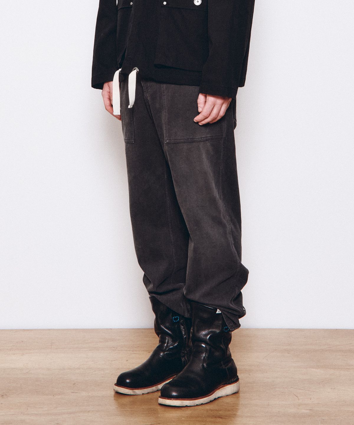 더뮤지엄비지터(THEMUSEUMVISITOR) STUD WASHED WIDE PANTS (CHARCOAL)