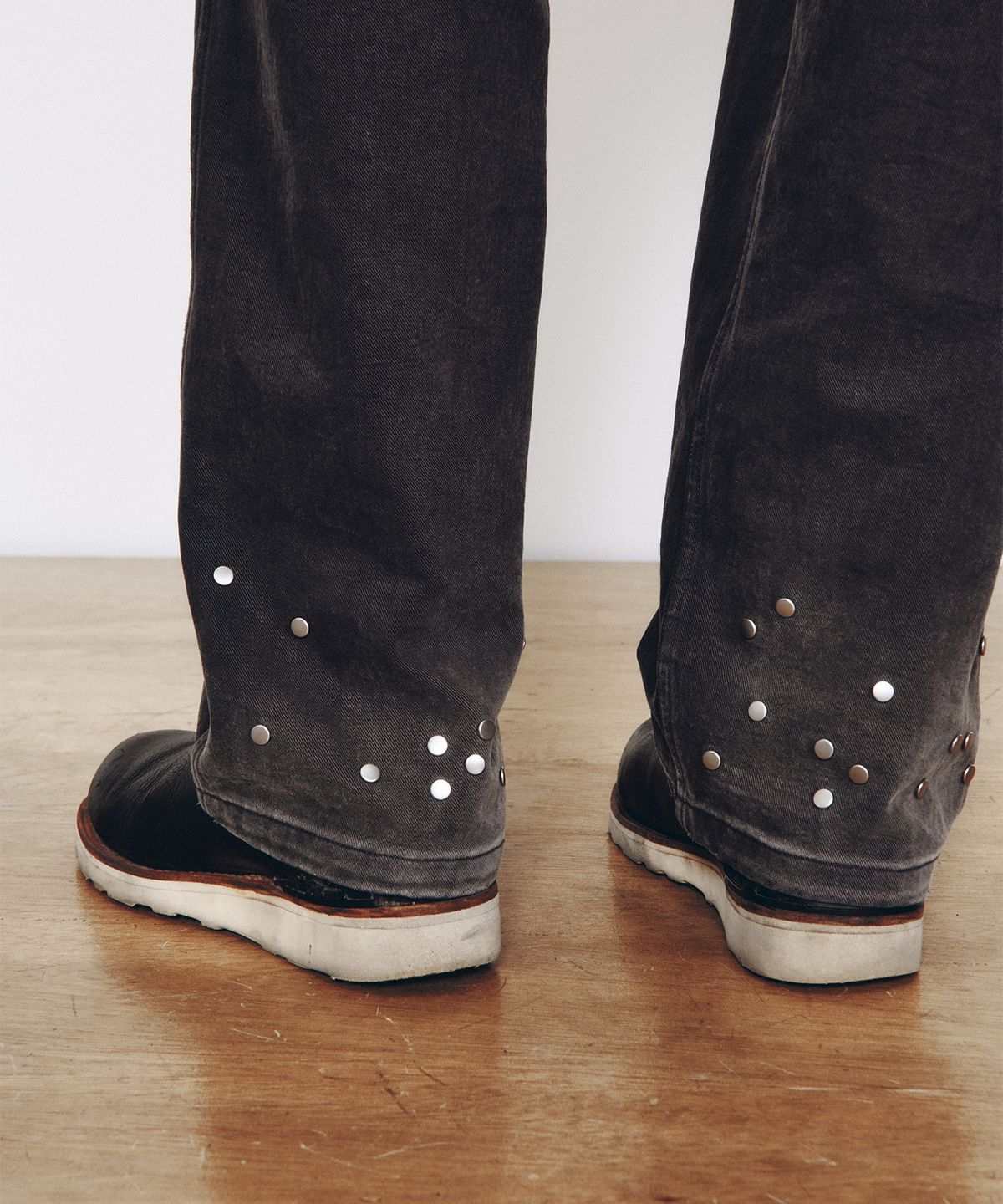 더뮤지엄비지터(THEMUSEUMVISITOR) STUD WASHED WIDE PANTS (CHARCOAL)