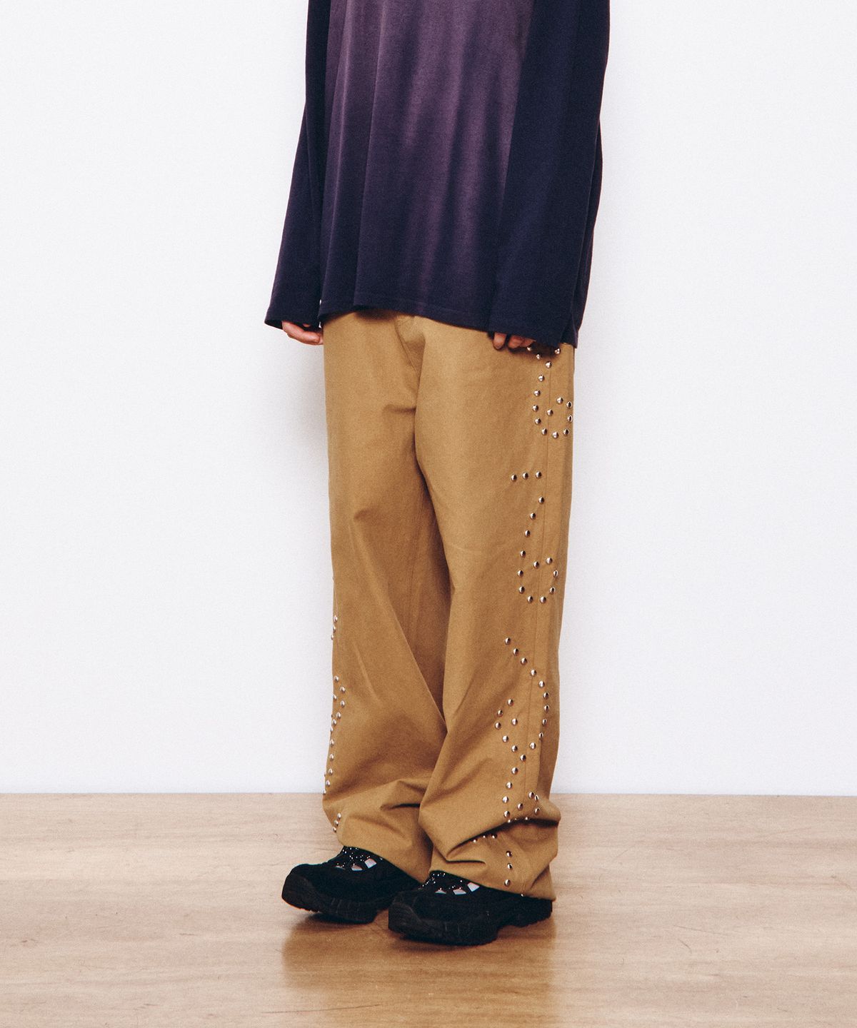더뮤지엄비지터(THEMUSEUMVISITOR) STUDDED COTTON PANTS (BEIGE)