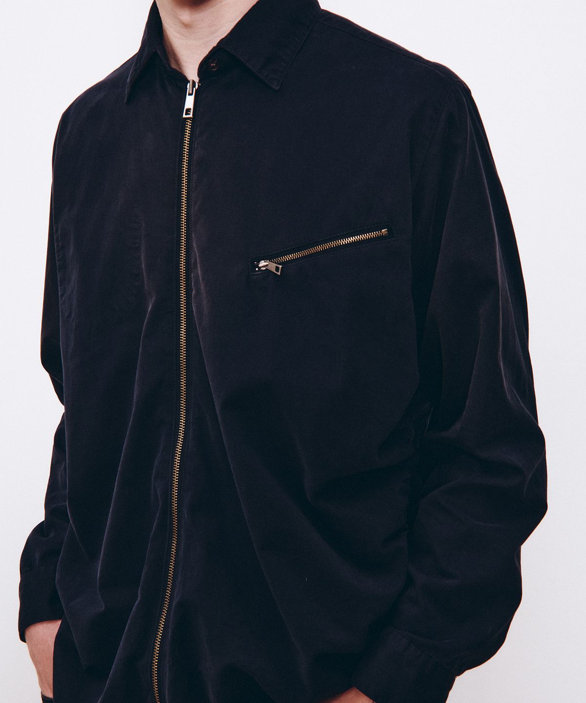 더뮤지엄비지터(THEMUSEUMVISITOR) SHIRRING ZIP-UP SHIRT (NAVY)
