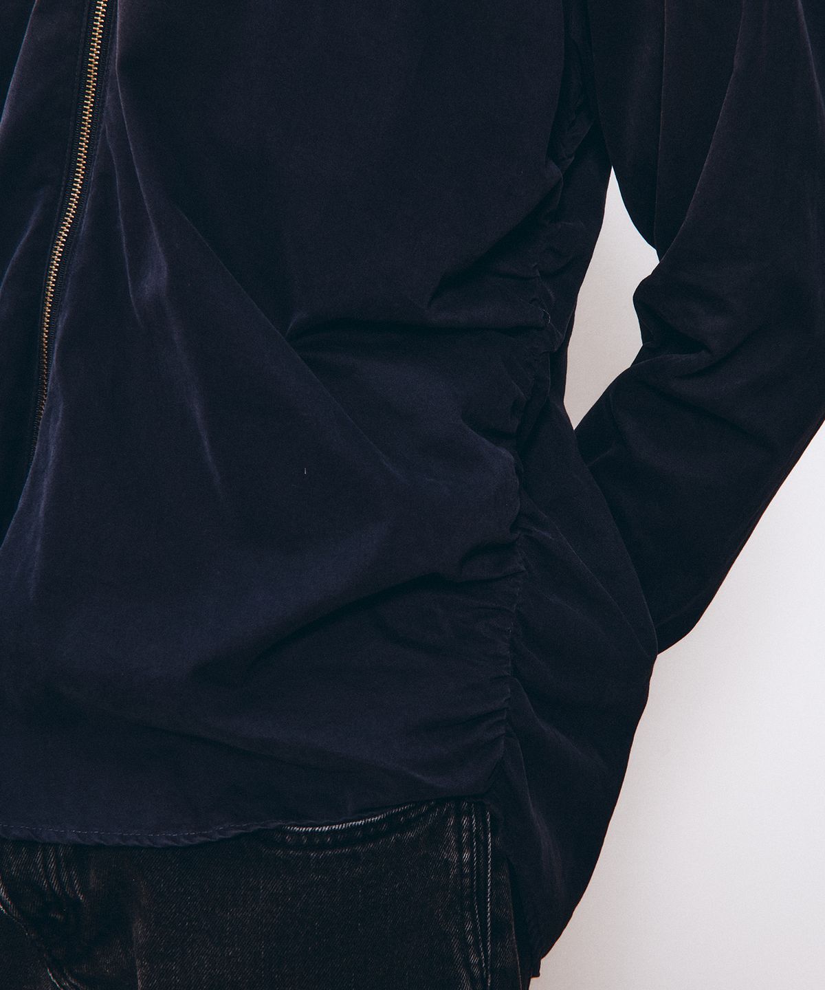 더뮤지엄비지터(THEMUSEUMVISITOR) SHIRRING ZIP-UP SHIRT (NAVY)