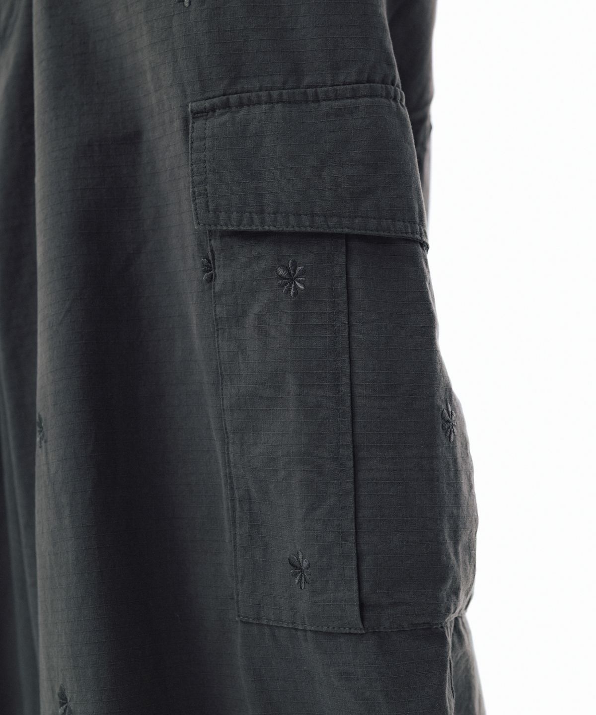앵글런(ANGLAN) Embroidered Symbol Cargo Pants - Charcoal