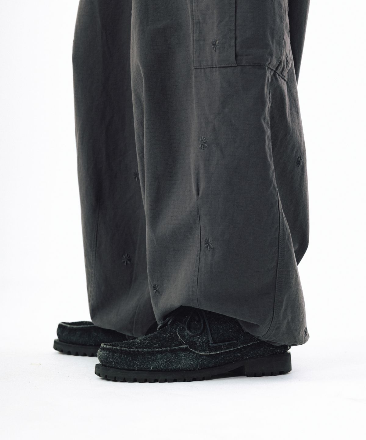 앵글런(ANGLAN) Embroidered Symbol Cargo Pants - Charcoal
