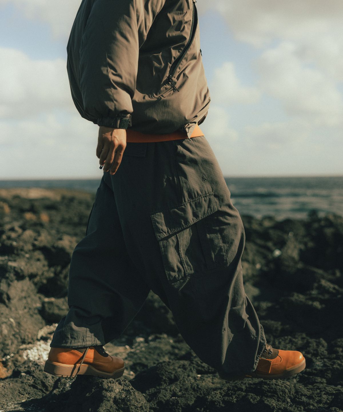 앵글런(ANGLAN) Embroidered Symbol Cargo Pants - Charcoal