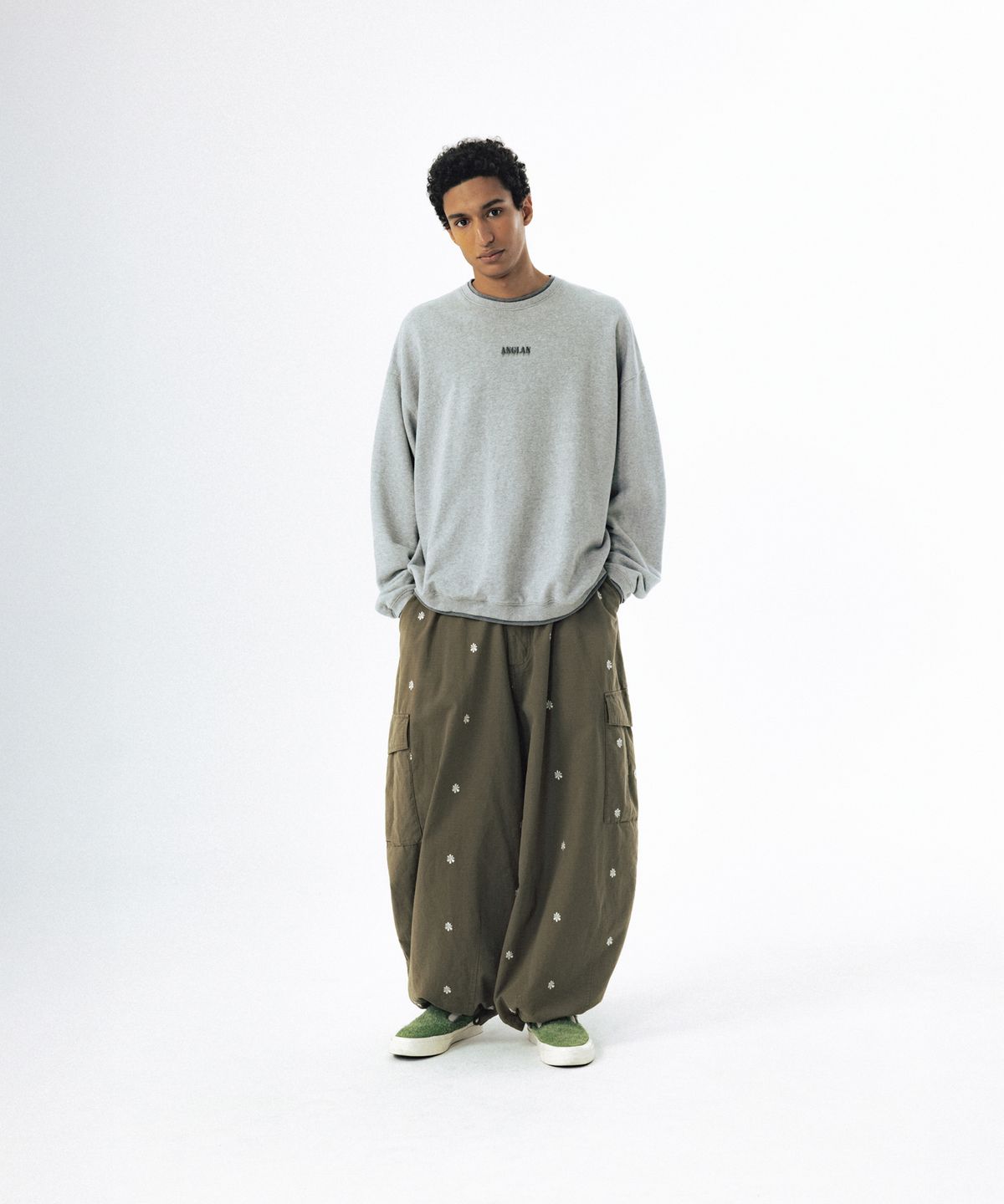 앵글런(ANGLAN) Embroidered Symbol Cargo Pants - Khaki