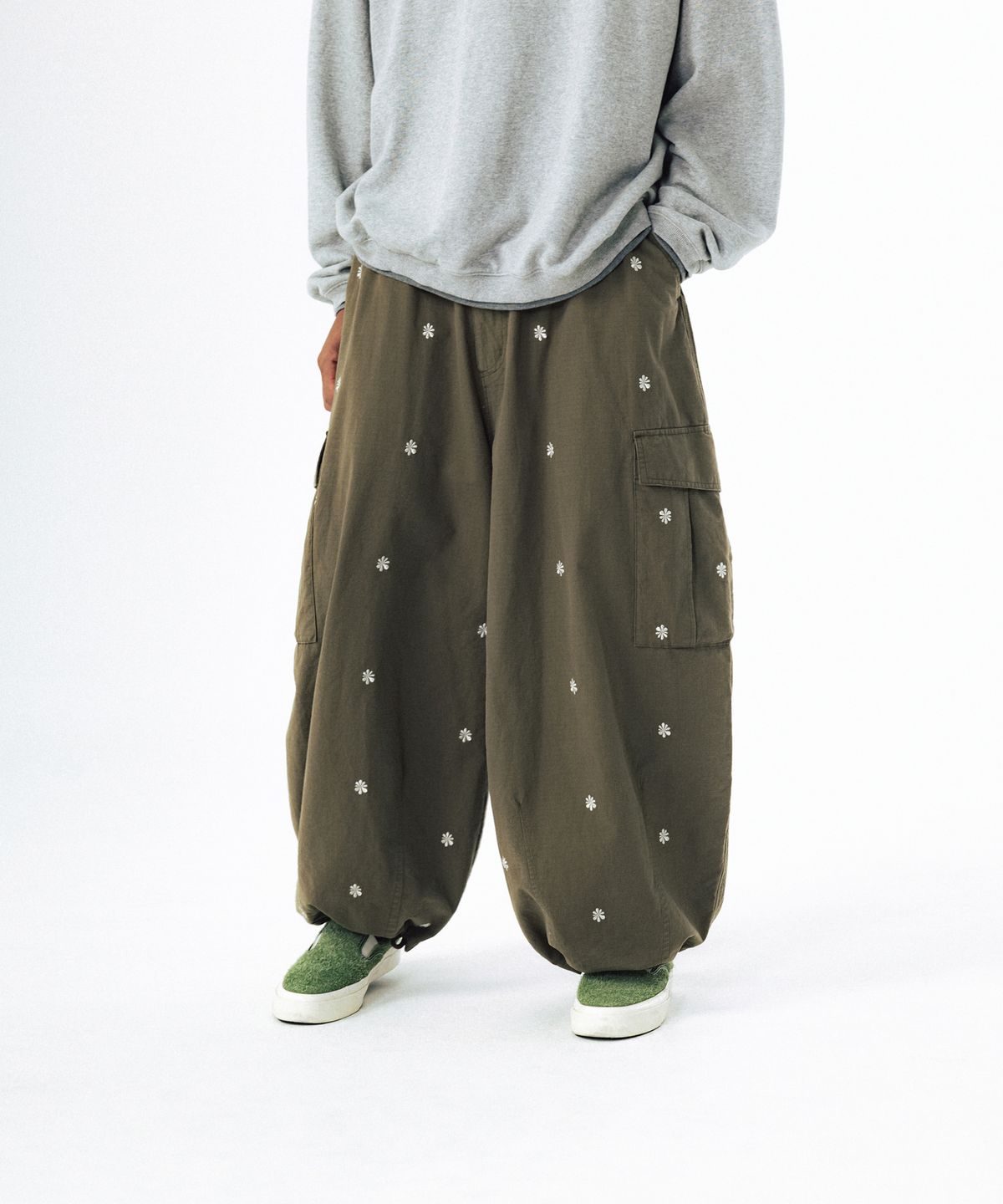 앵글런(ANGLAN) Embroidered Symbol Cargo Pants - Khaki