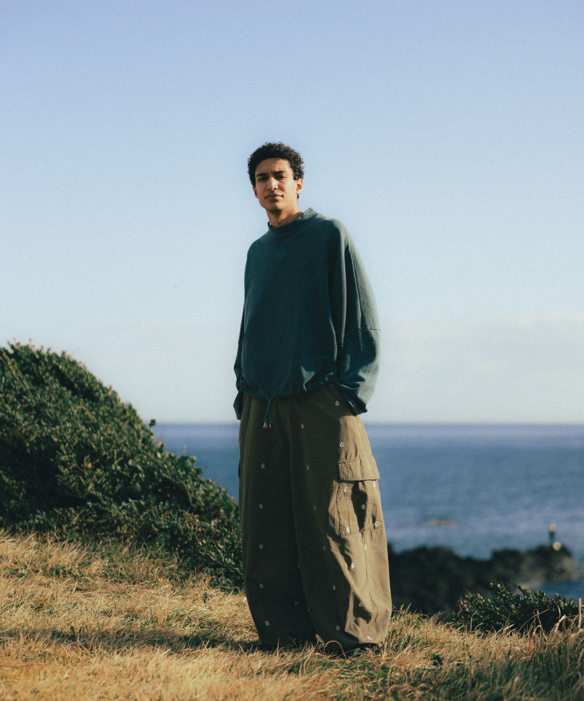 앵글런(ANGLAN) Embroidered Symbol Cargo Pants - Khaki
