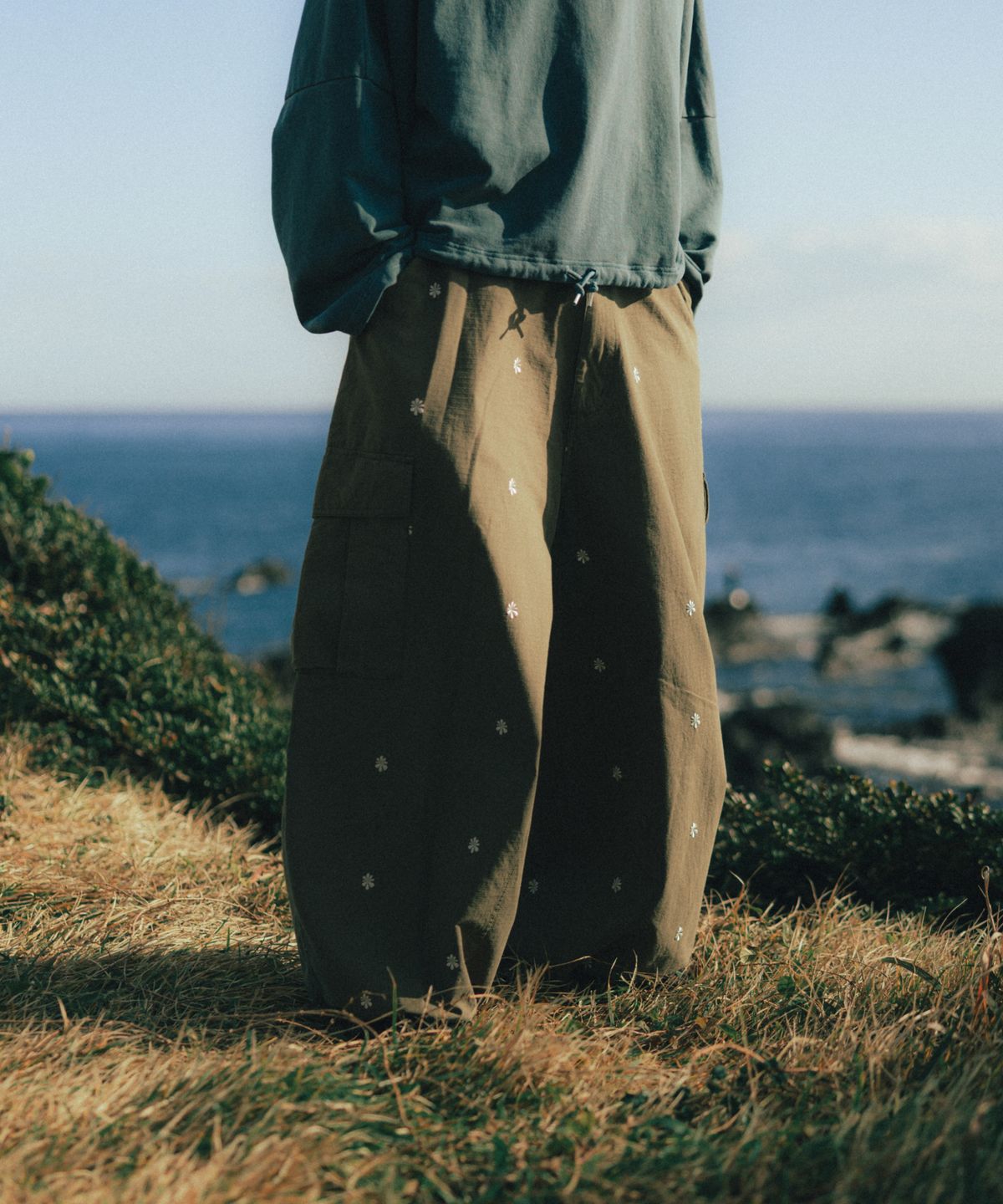 앵글런(ANGLAN) Embroidered Symbol Cargo Pants - Khaki