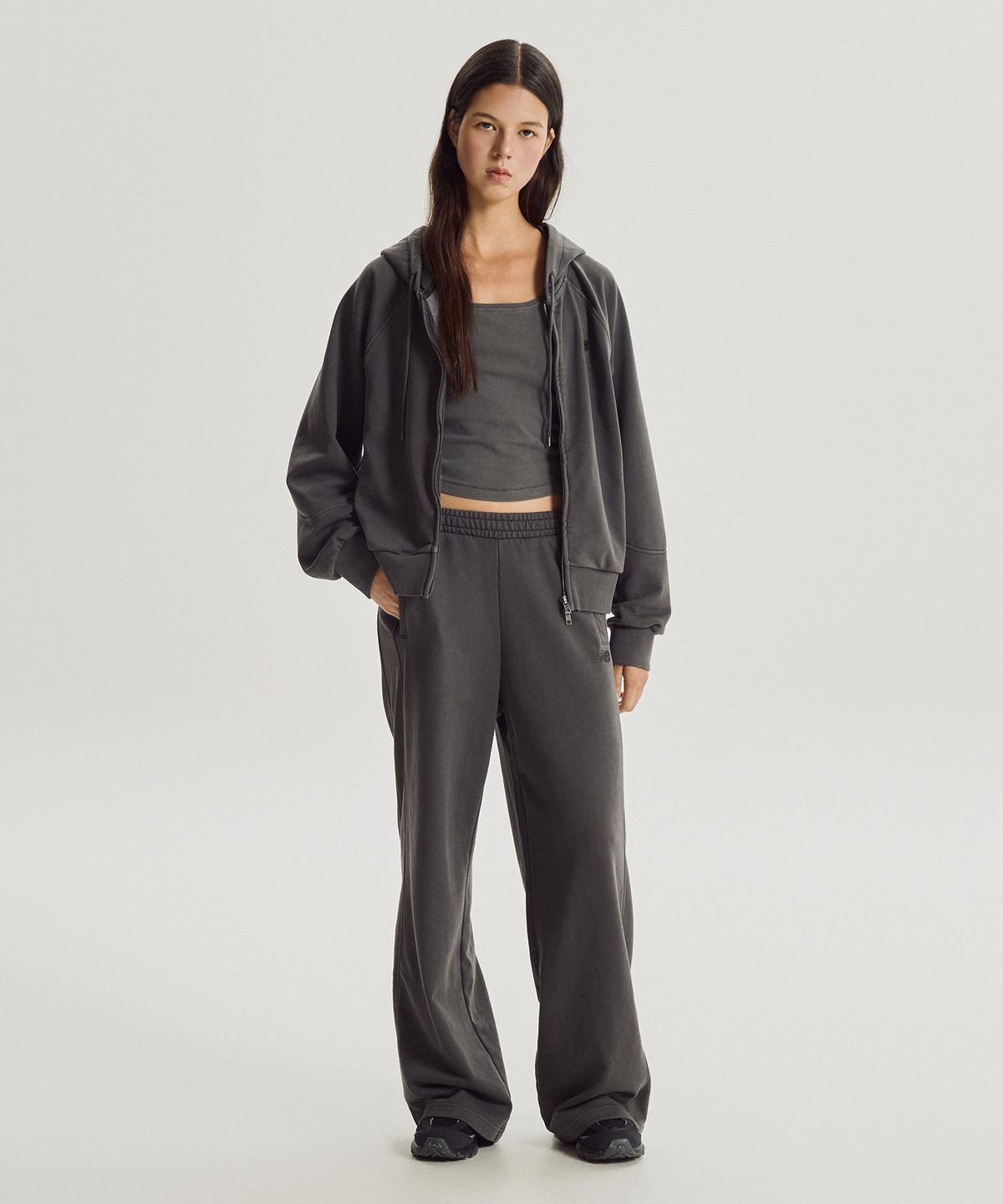 뉴발란스(NEW BALANCE) NBMLG4W962 / WOMEN 에센셜 다잉 와이드팬츠 (D/CHARCOAL)